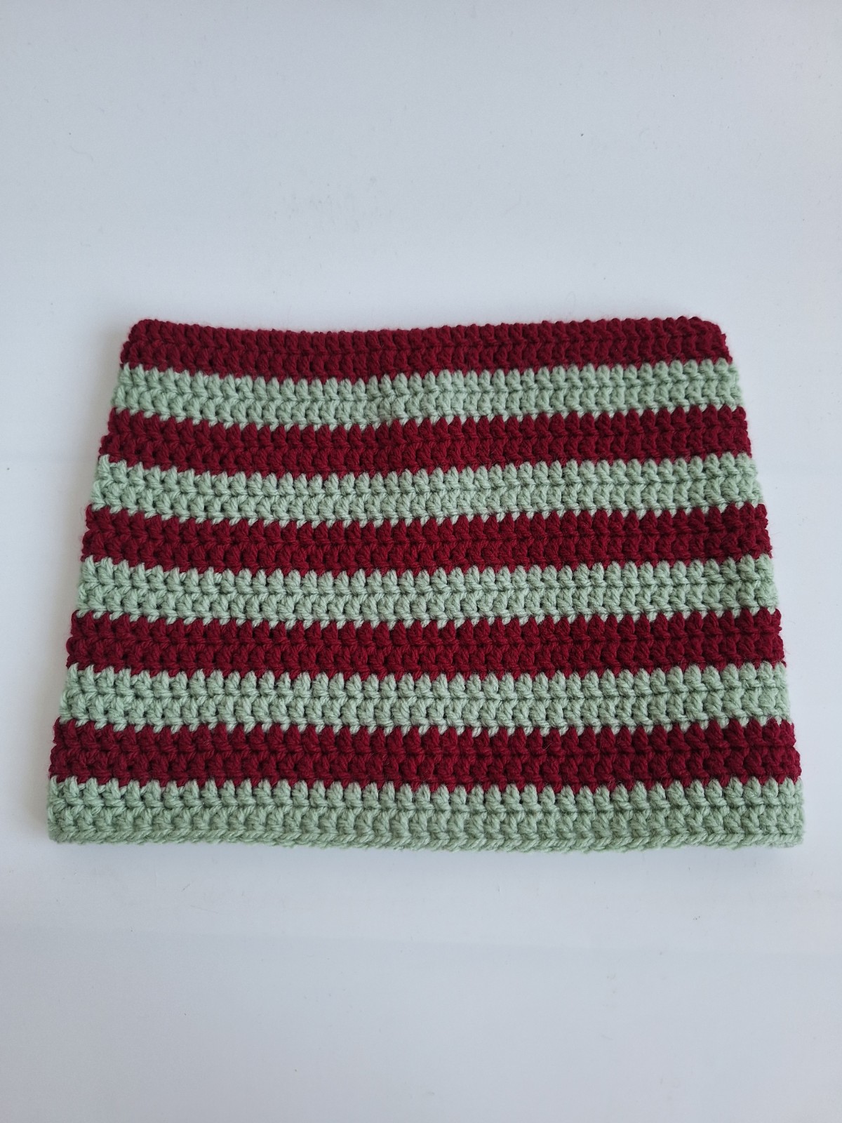 Gehaakte muts | Wijnrood en sagegroen