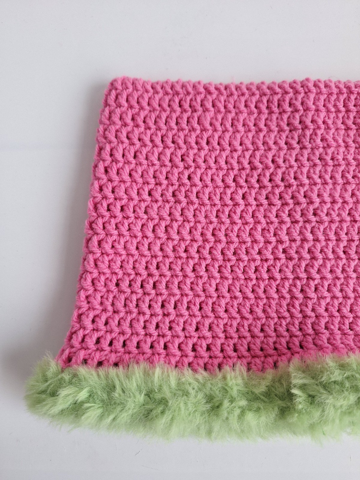 Gehaakte muts met imitatiebont | Barbie roze en groen