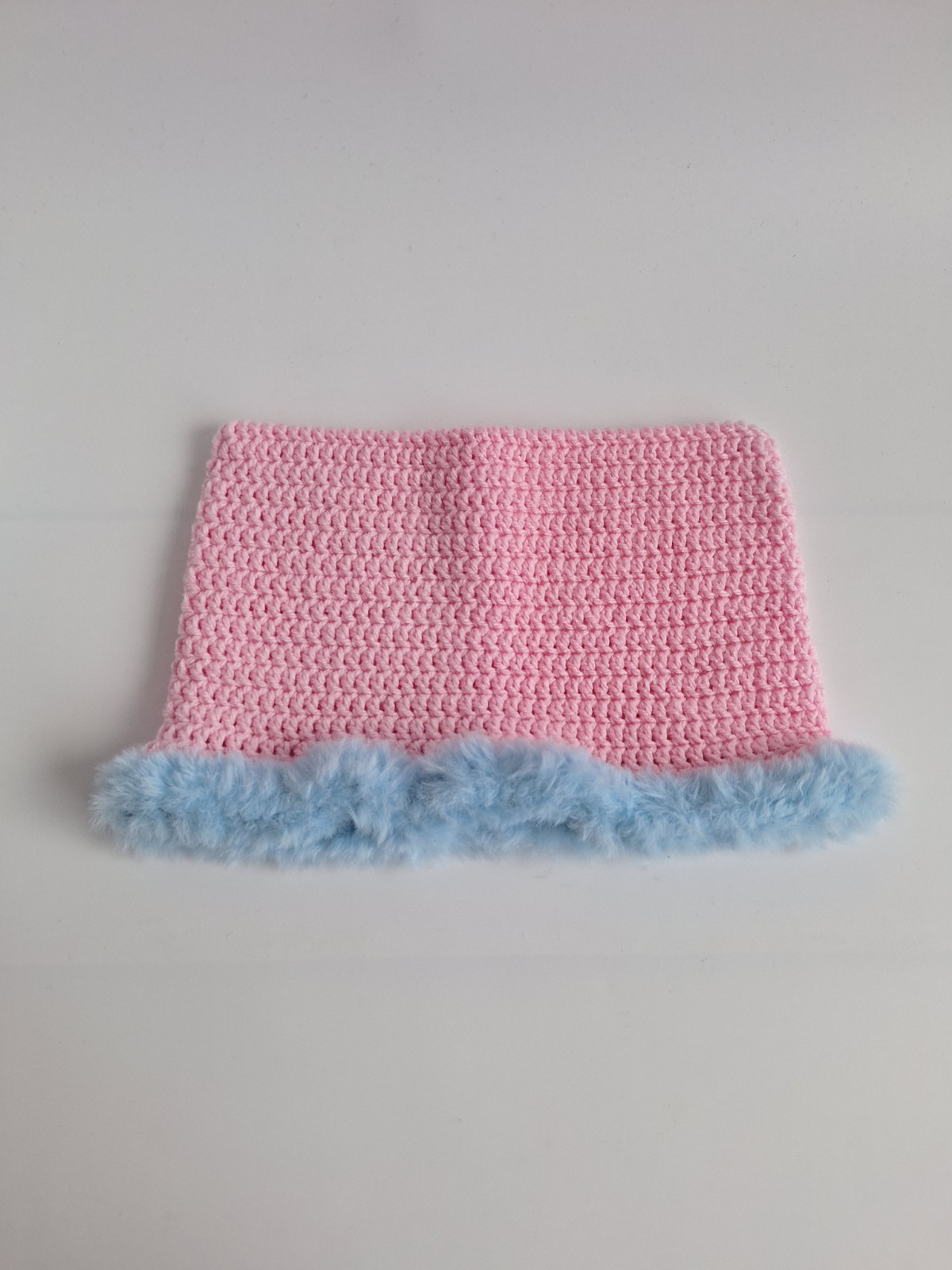 Gehaakte muts met imitatiebont | Lichtroze en lichtblauw