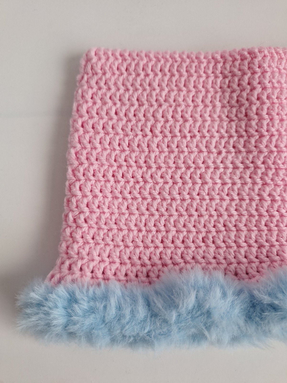 Gehaakte muts met imitatiebont | Lichtroze en lichtblauw