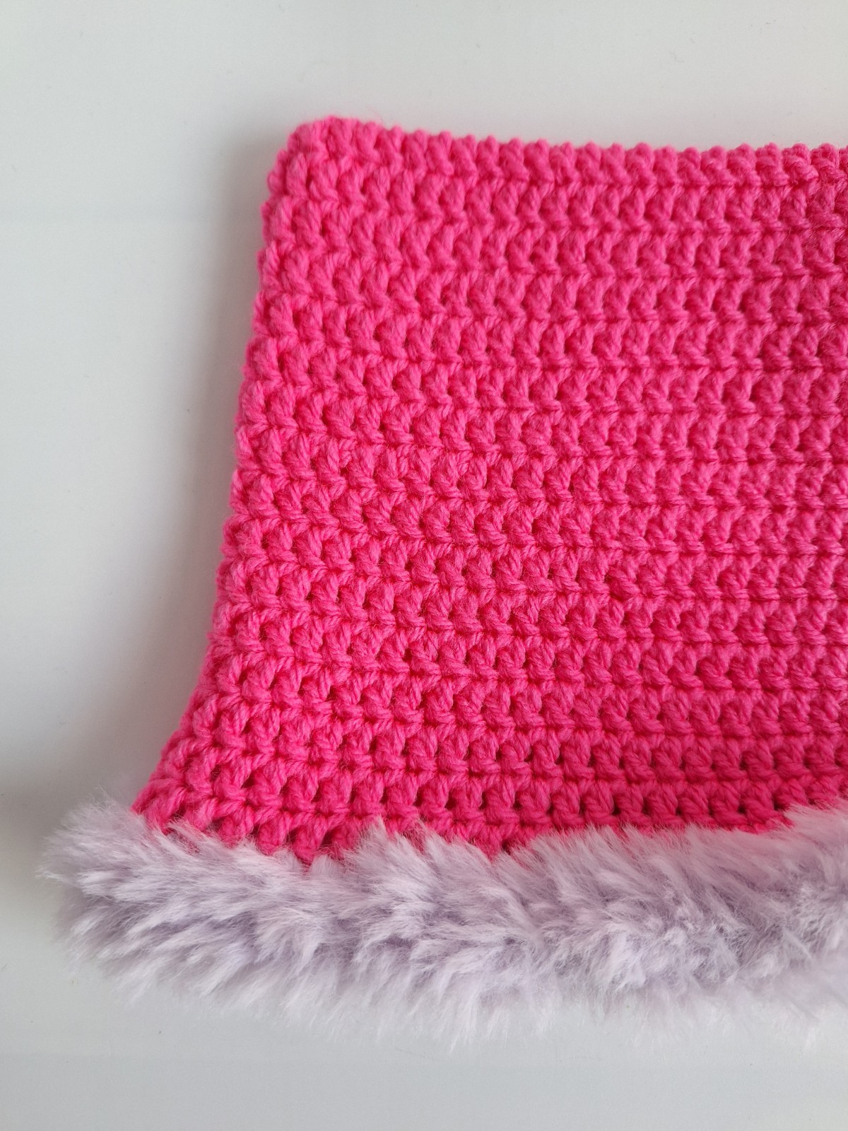 Gehaakte muts met imitatiebont | Neon roze en lila