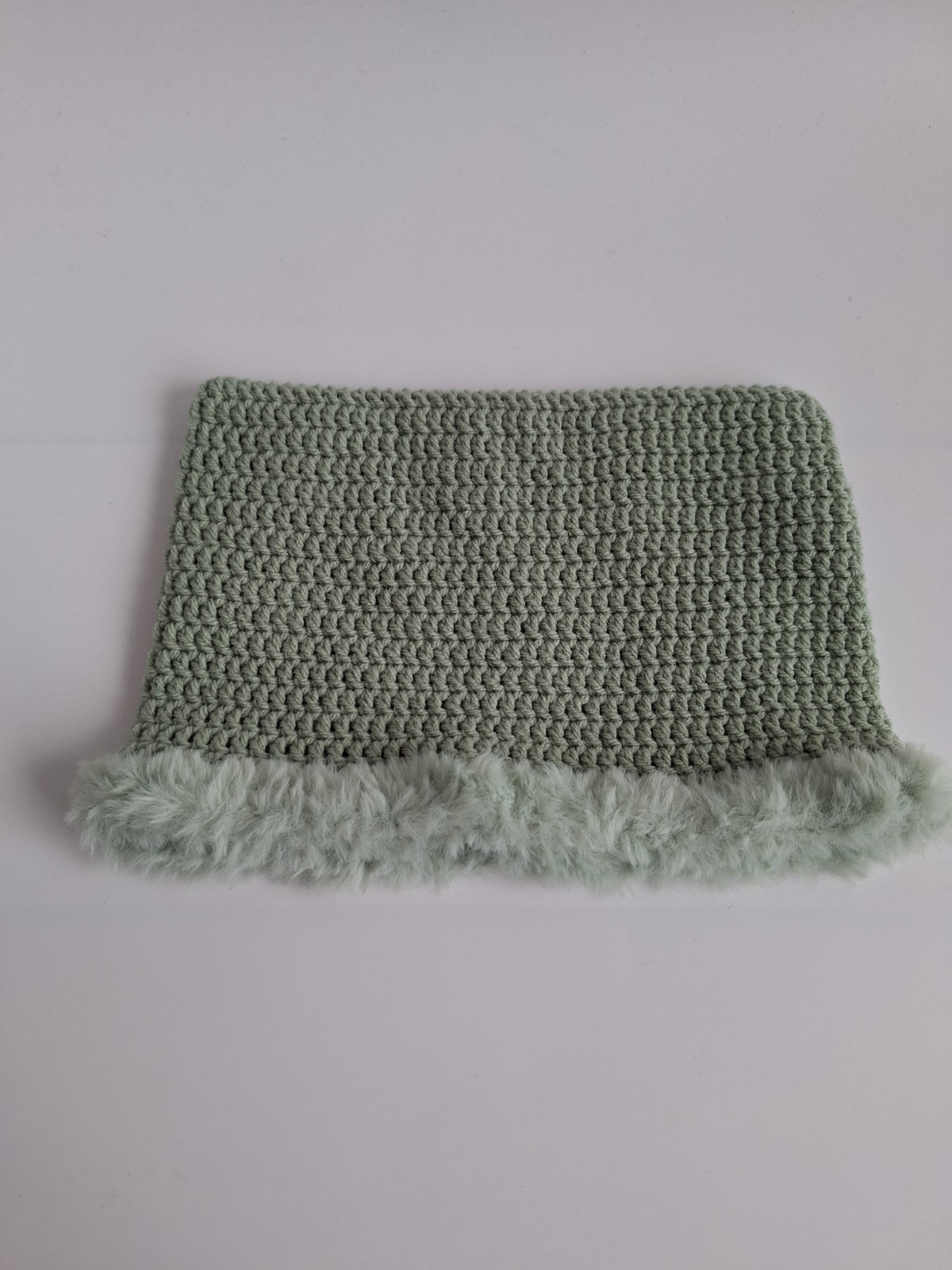 Gehaakte muts met imitatiebont | Sagegroen - 105338 Gehaakte muts met imitatiebont | Sagegroen