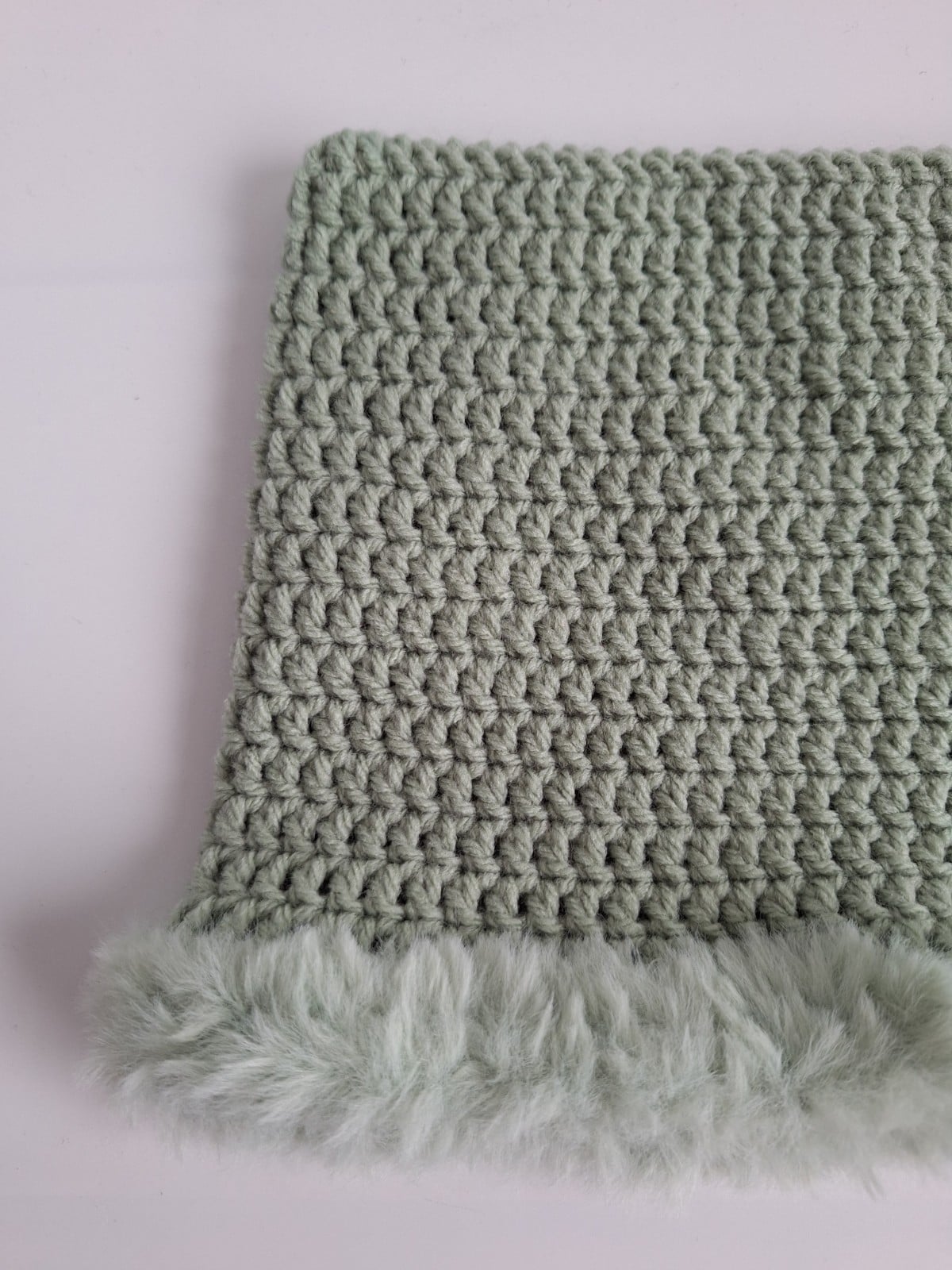 Gehaakte muts met imitatiebont | Sagegroen - 105344 Gehaakte muts met imitatiebont | Sagegroen