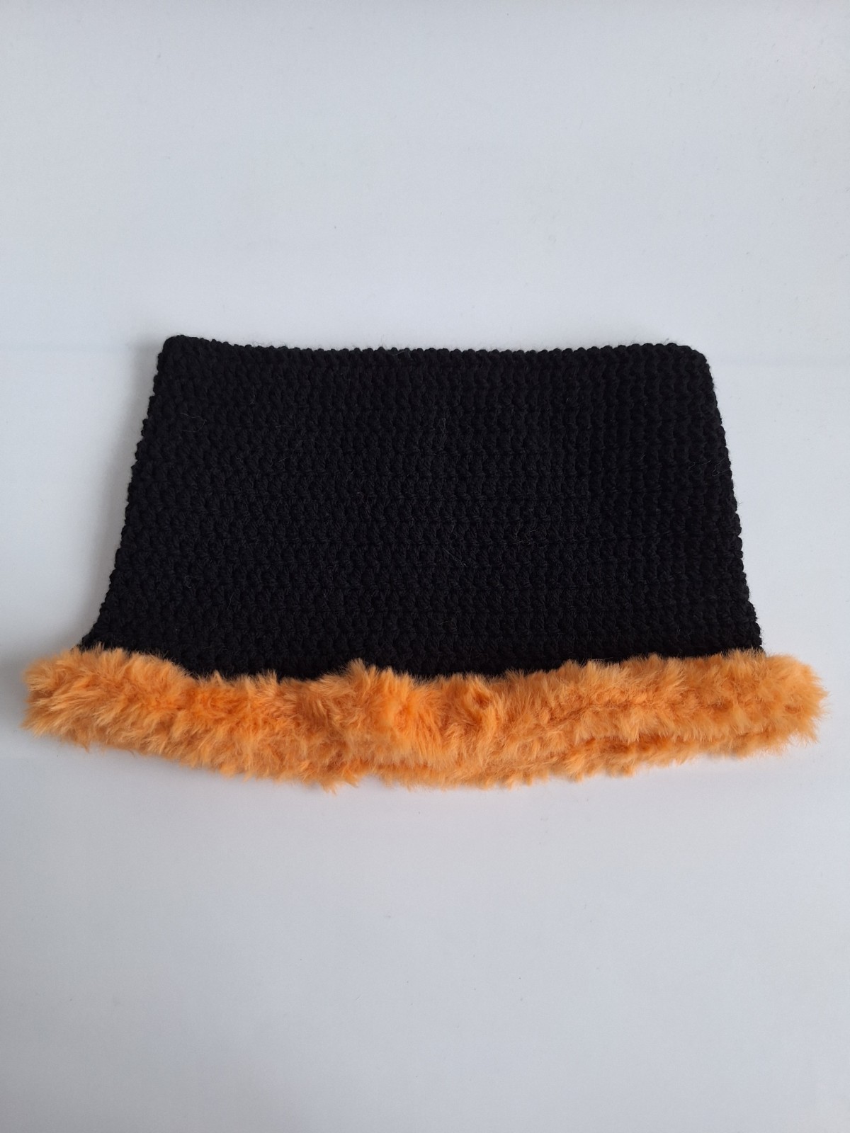 Gehaakte muts met imitatiebont | Zwart en oranje