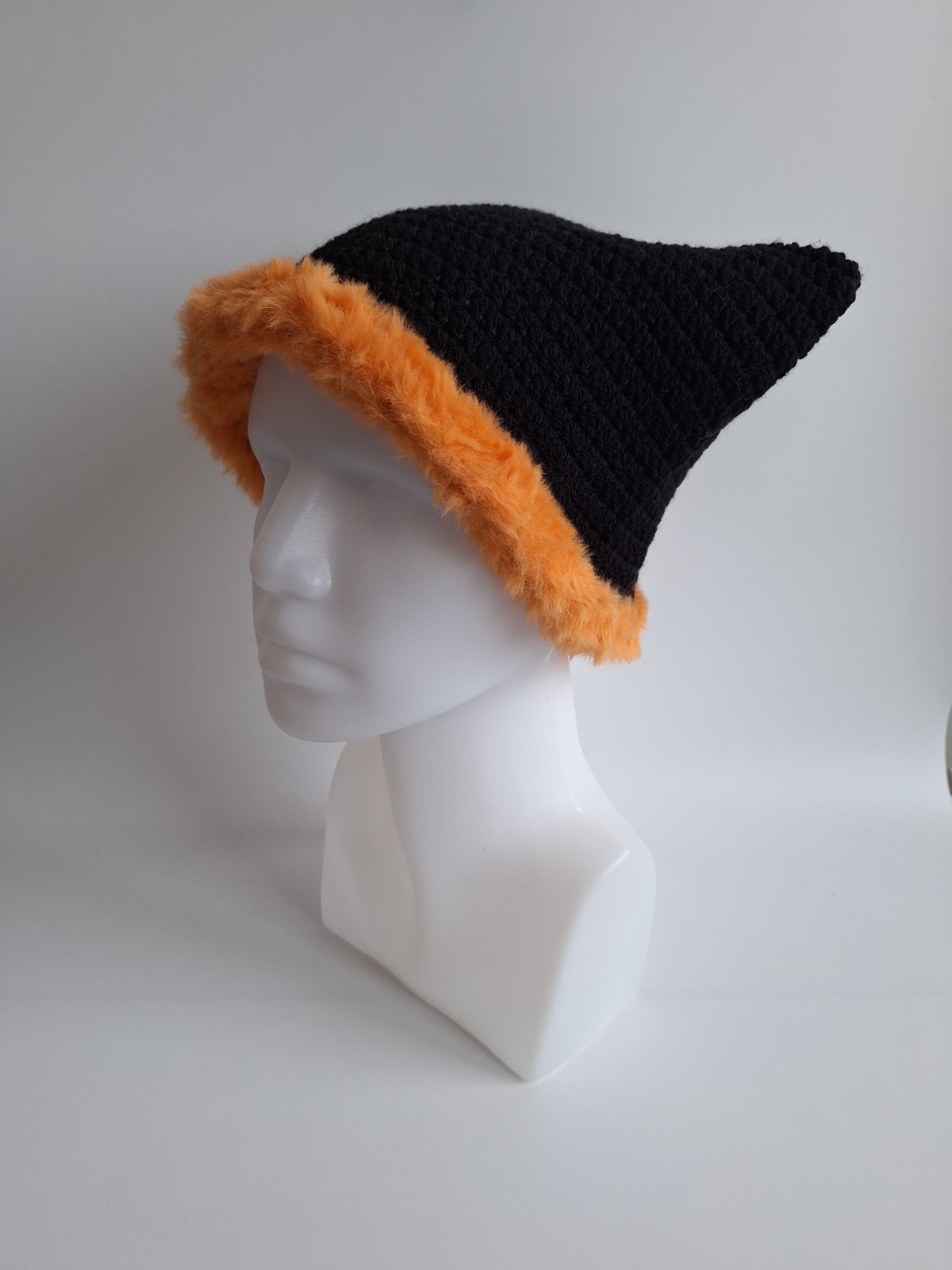 Gehaakte muts met imitatiebont | Zwart en oranje