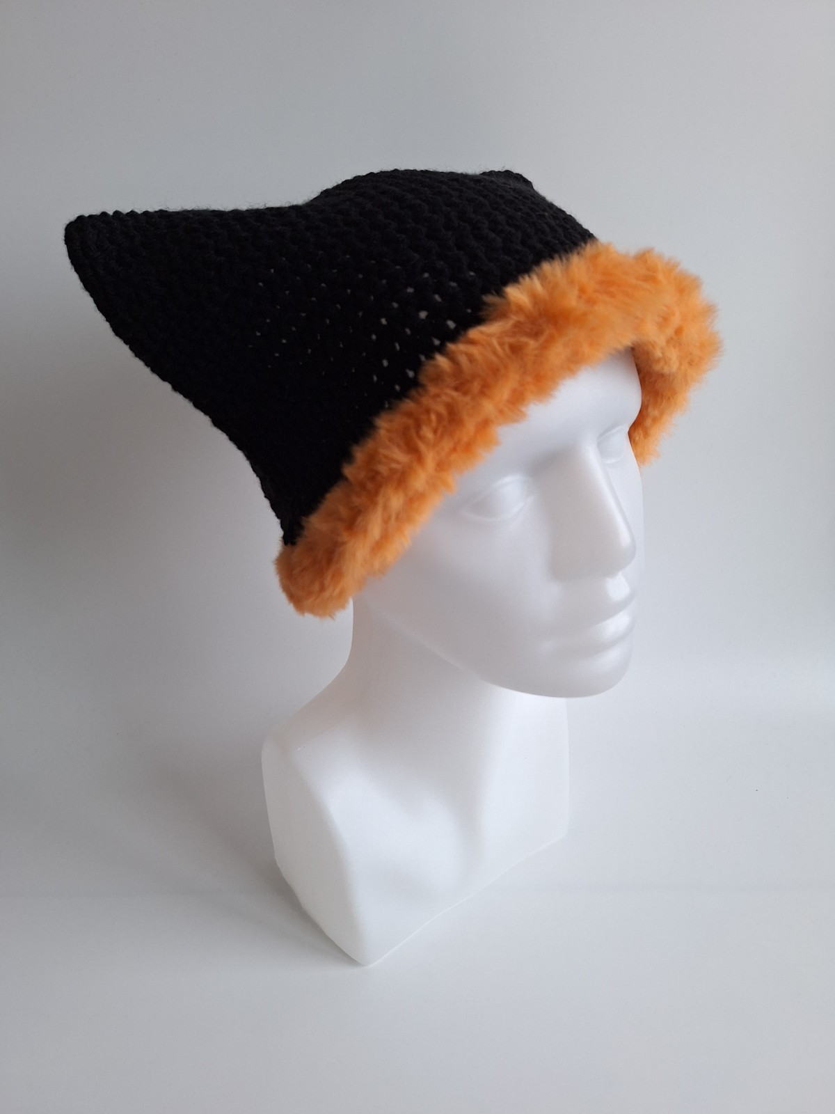 Gehaakte muts met imitatiebont | Zwart en oranje