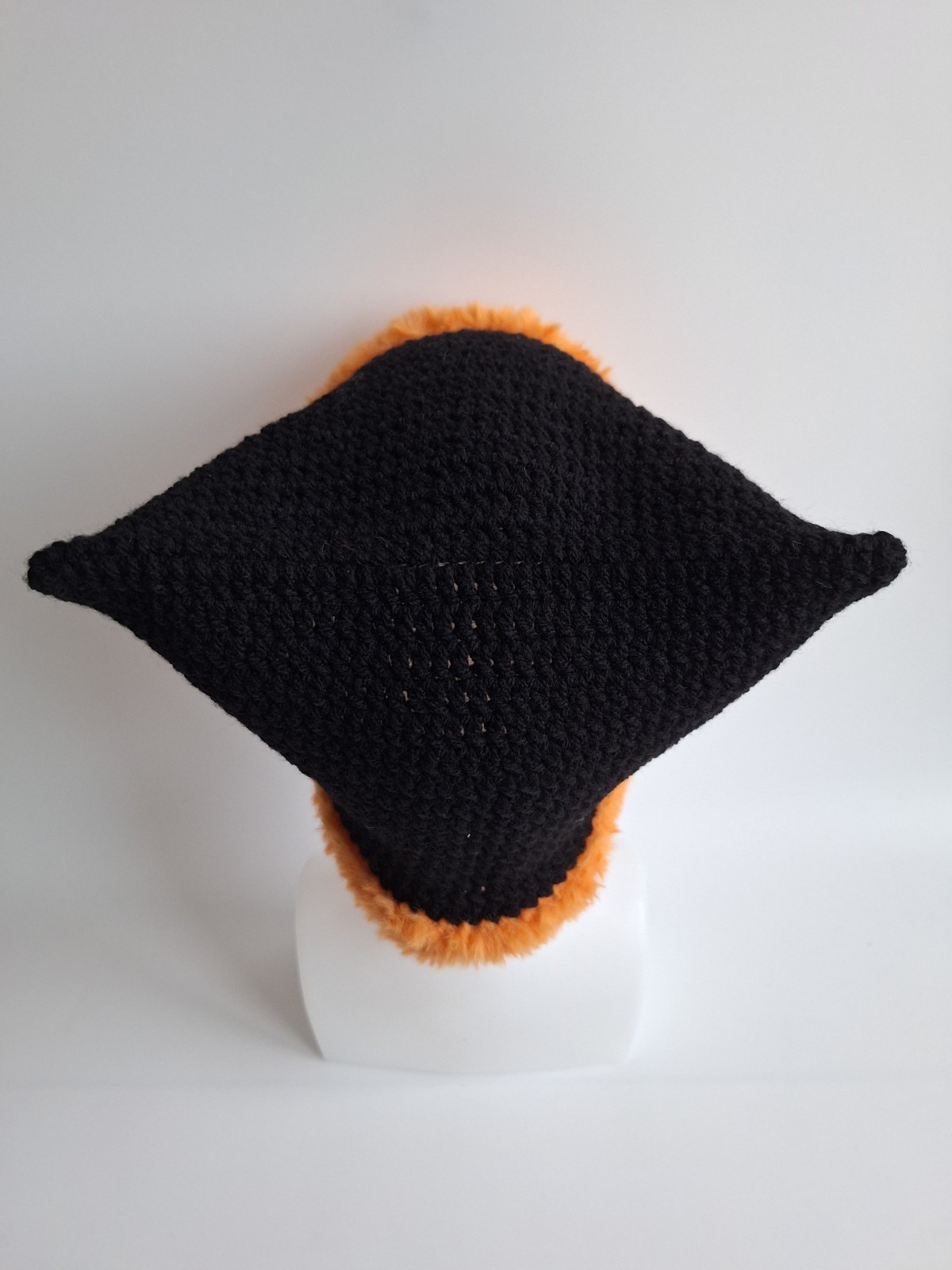 Gehaakte muts met imitatiebont | Zwart en oranje