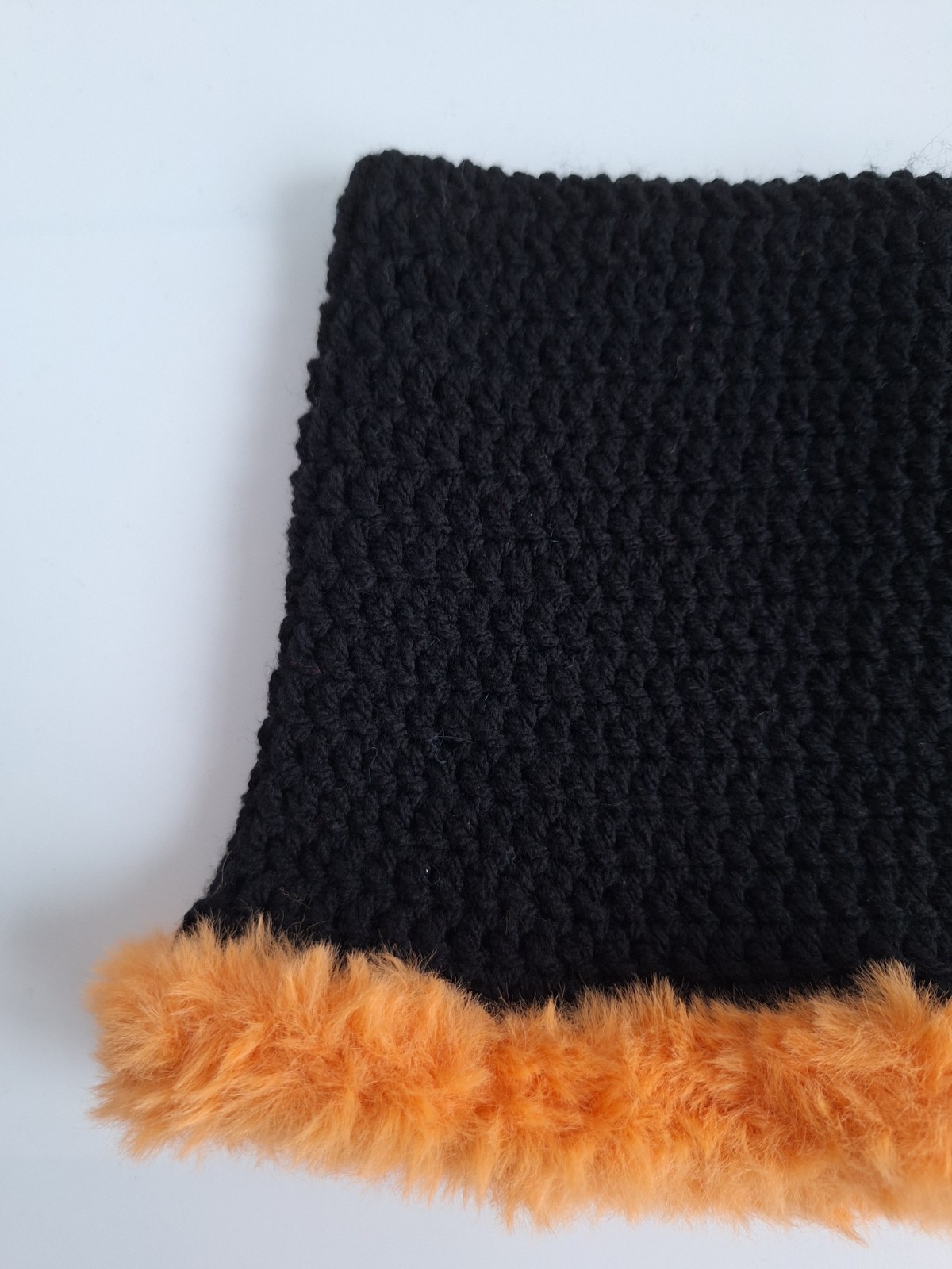 Gehaakte muts met imitatiebont | Zwart en oranje