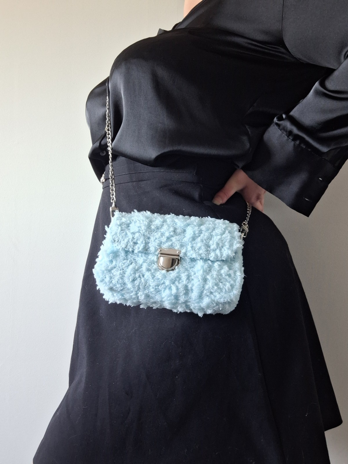 Geweven crossbody tas | Lichtblauw en zilver