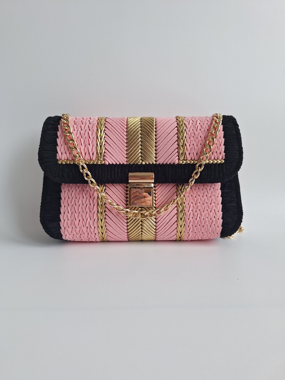 Geweven crossbody tas | Lichtroze, zwart en goud