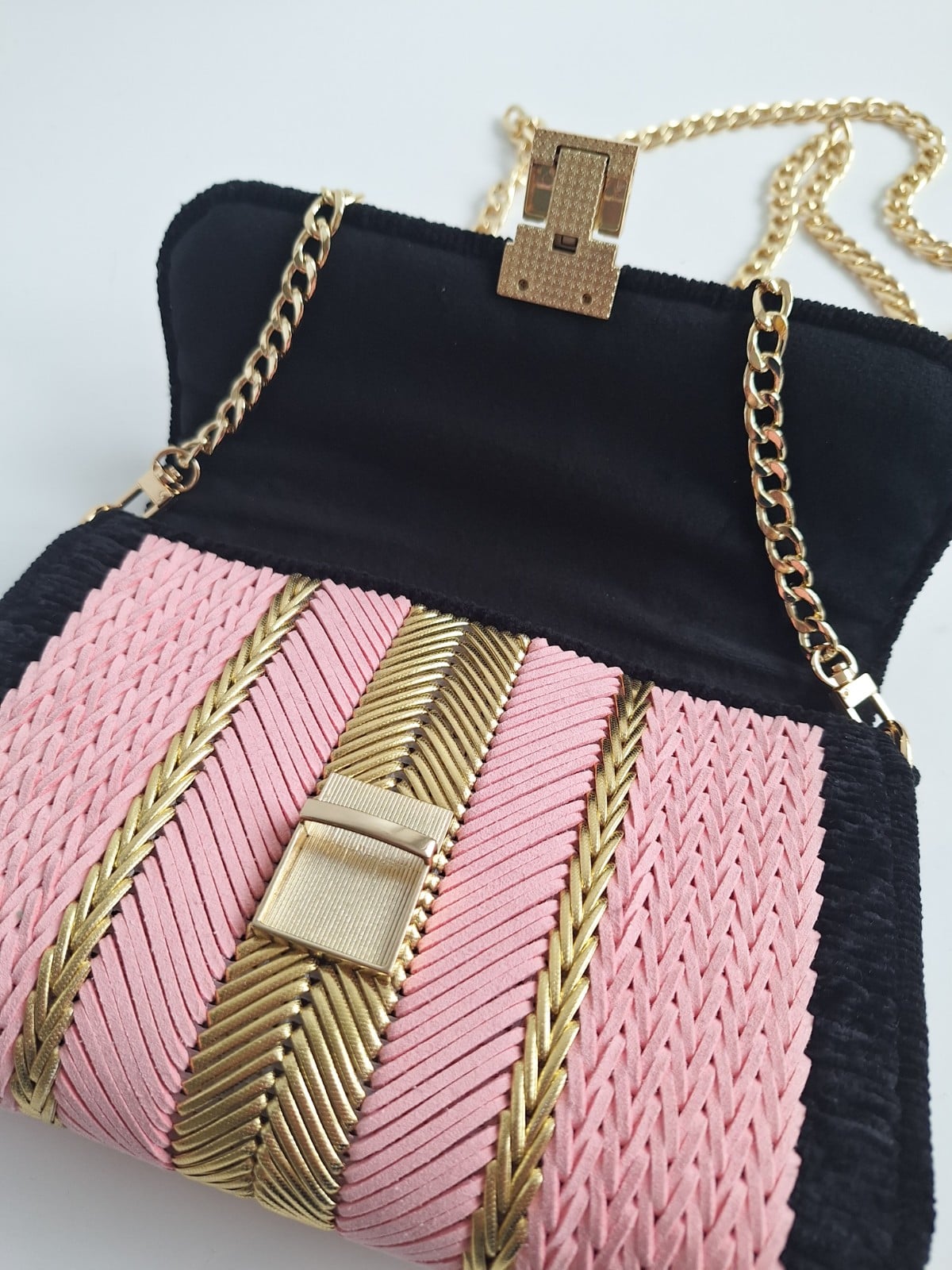 Geweven crossbody tas | Lichtroze, zwart en goud