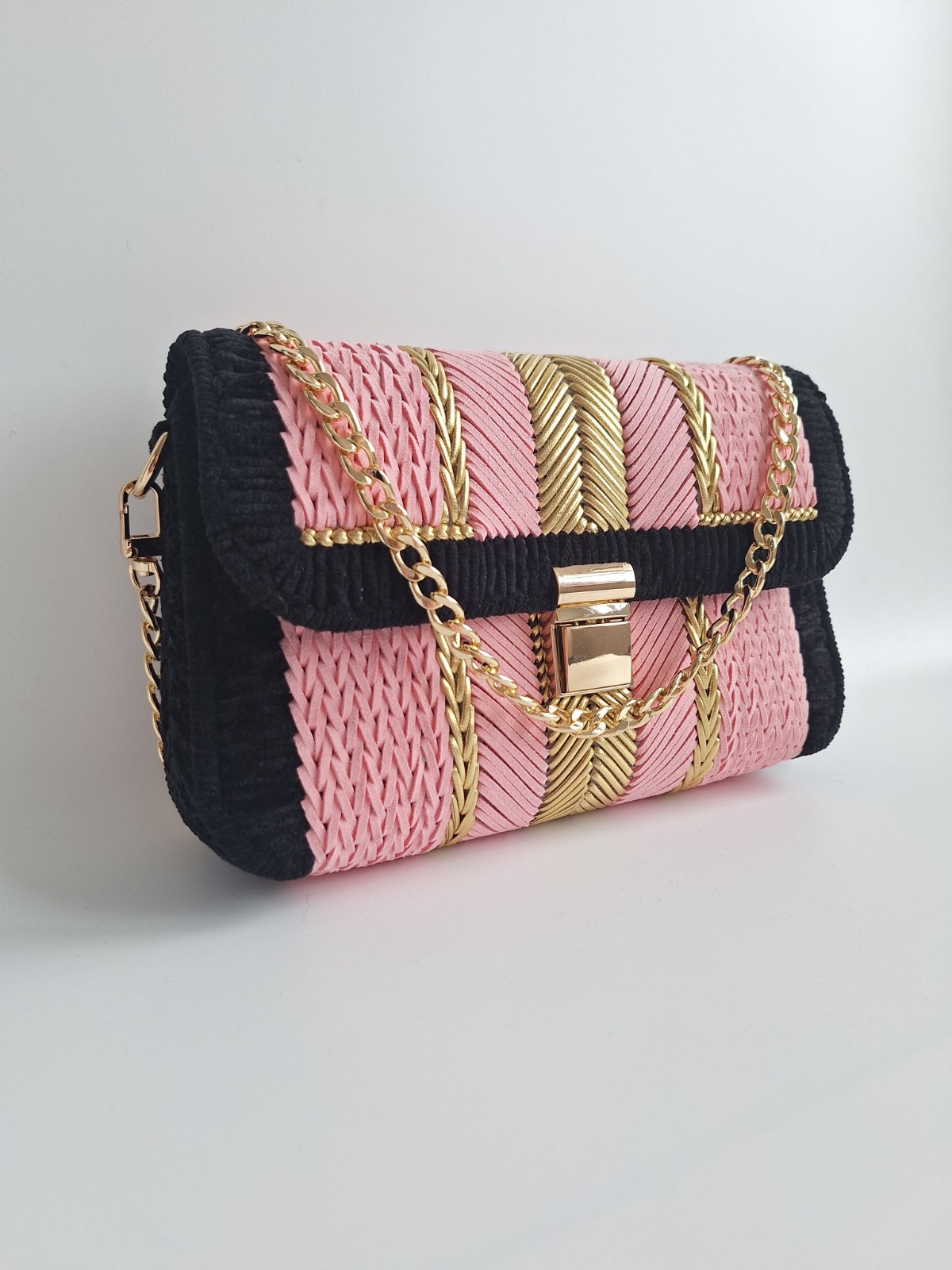 Geweven crossbody tas | Lichtroze, zwart en goud