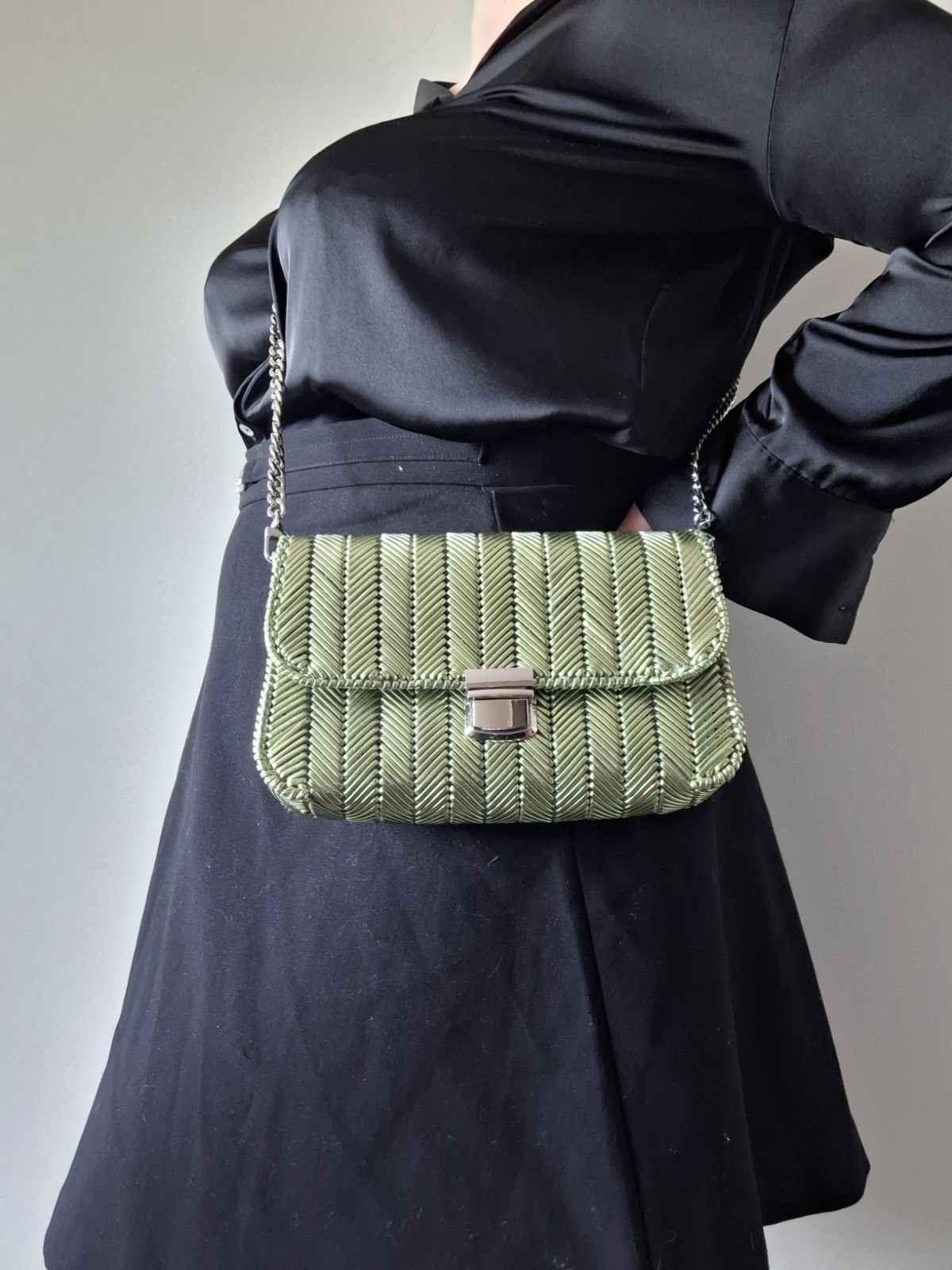 Geweven crossbody tas | Metallic groen en zilver