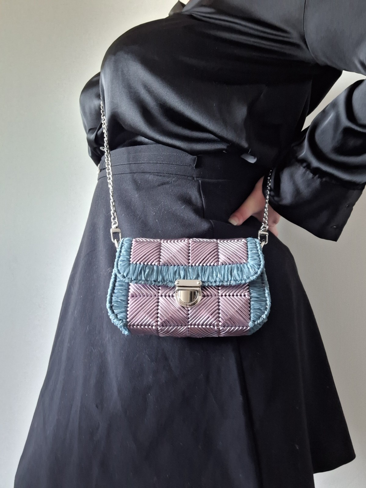 Geweven crossbody tas | Metallic paars en denimblauw