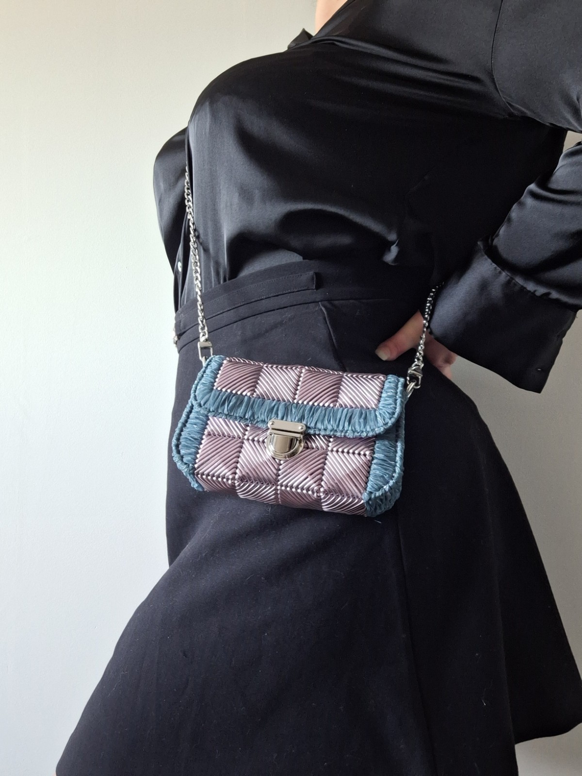 Geweven crossbody tas | Metallic paars en denimblauw