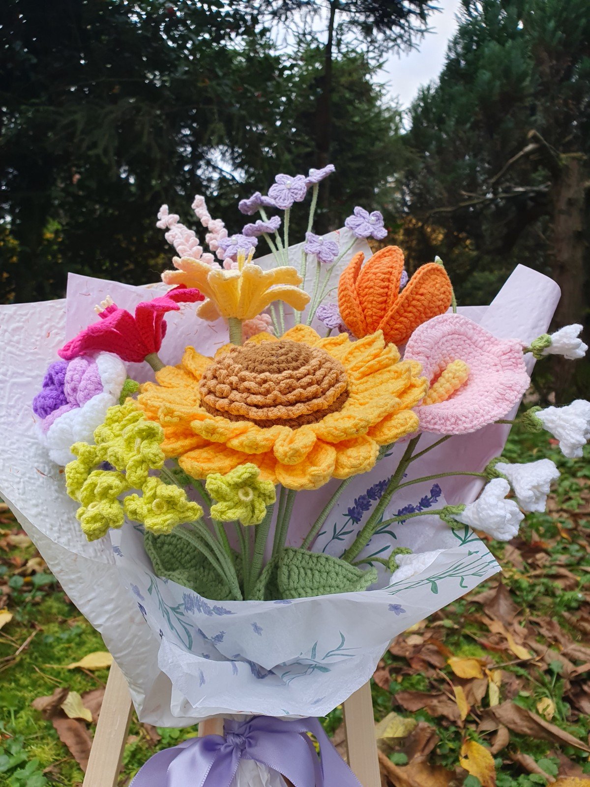 Handgemaakt haakboeket met grote zonnebloem en kleurrijke veldbloemen - 101206 Handgemaakt haakboeket met grote zonnebloem en kleurrijke veldbloemen