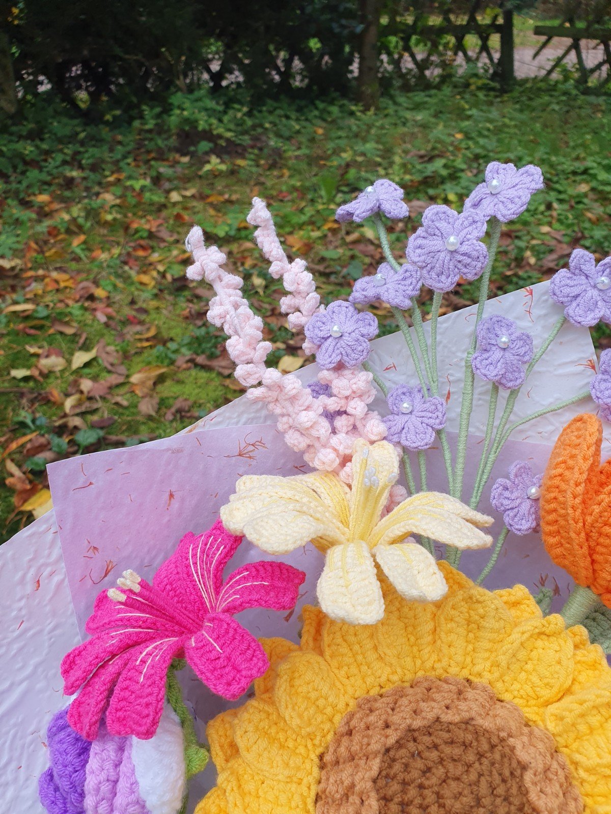 Handgemaakt haakboeket met grote zonnebloem en kleurrijke veldbloemen - 101207 Handgemaakt haakboeket met grote zonnebloem en kleurrijke veldbloemen