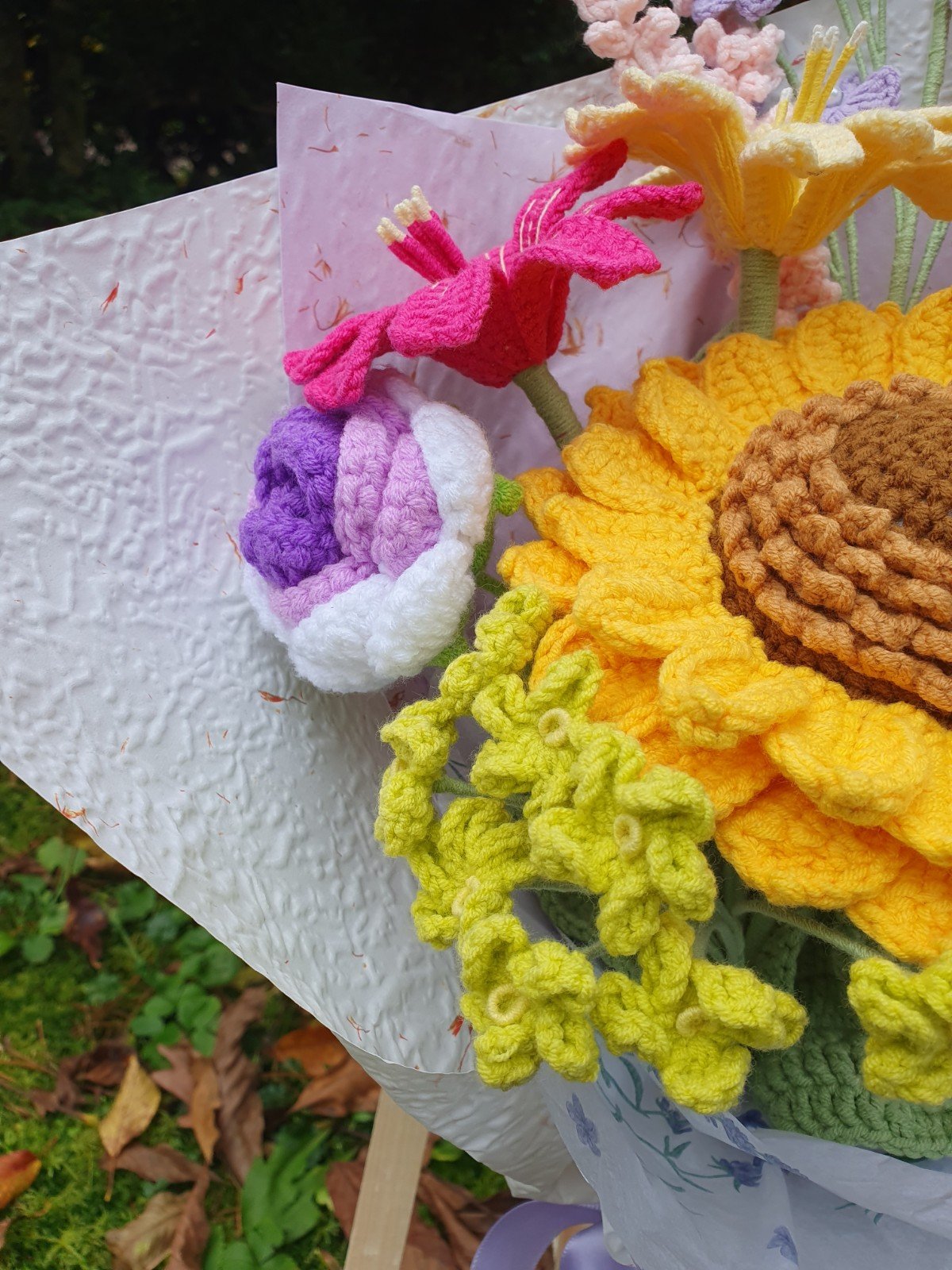 Handgemaakt haakboeket met grote zonnebloem en kleurrijke veldbloemen - 101208 Handgemaakt haakboeket met grote zonnebloem en kleurrijke veldbloemen