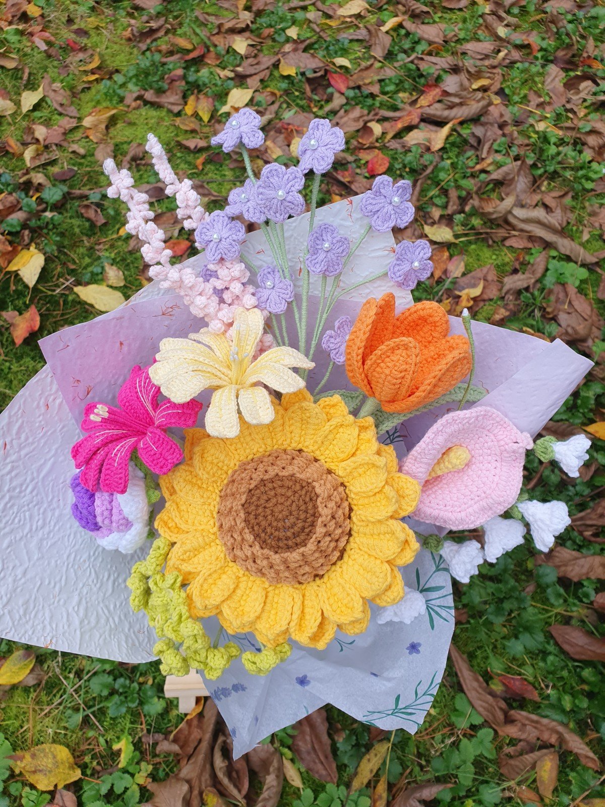 Handgemaakt haakboeket met grote zonnebloem en kleurrijke veldbloemen - 101209 Handgemaakt haakboeket met grote zonnebloem en kleurrijke veldbloemen