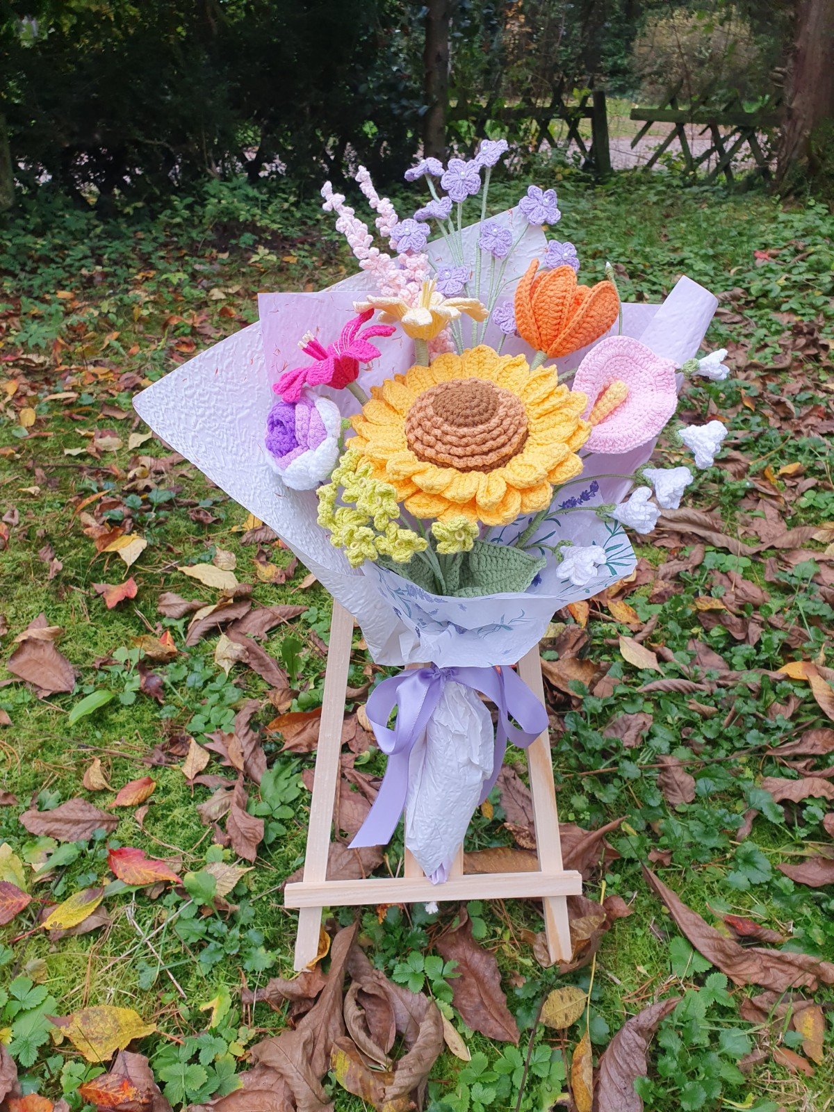 Handgemaakt haakboeket met grote zonnebloem en kleurrijke veldbloemen - 101210 Handgemaakt haakboeket met grote zonnebloem en kleurrijke veldbloemen