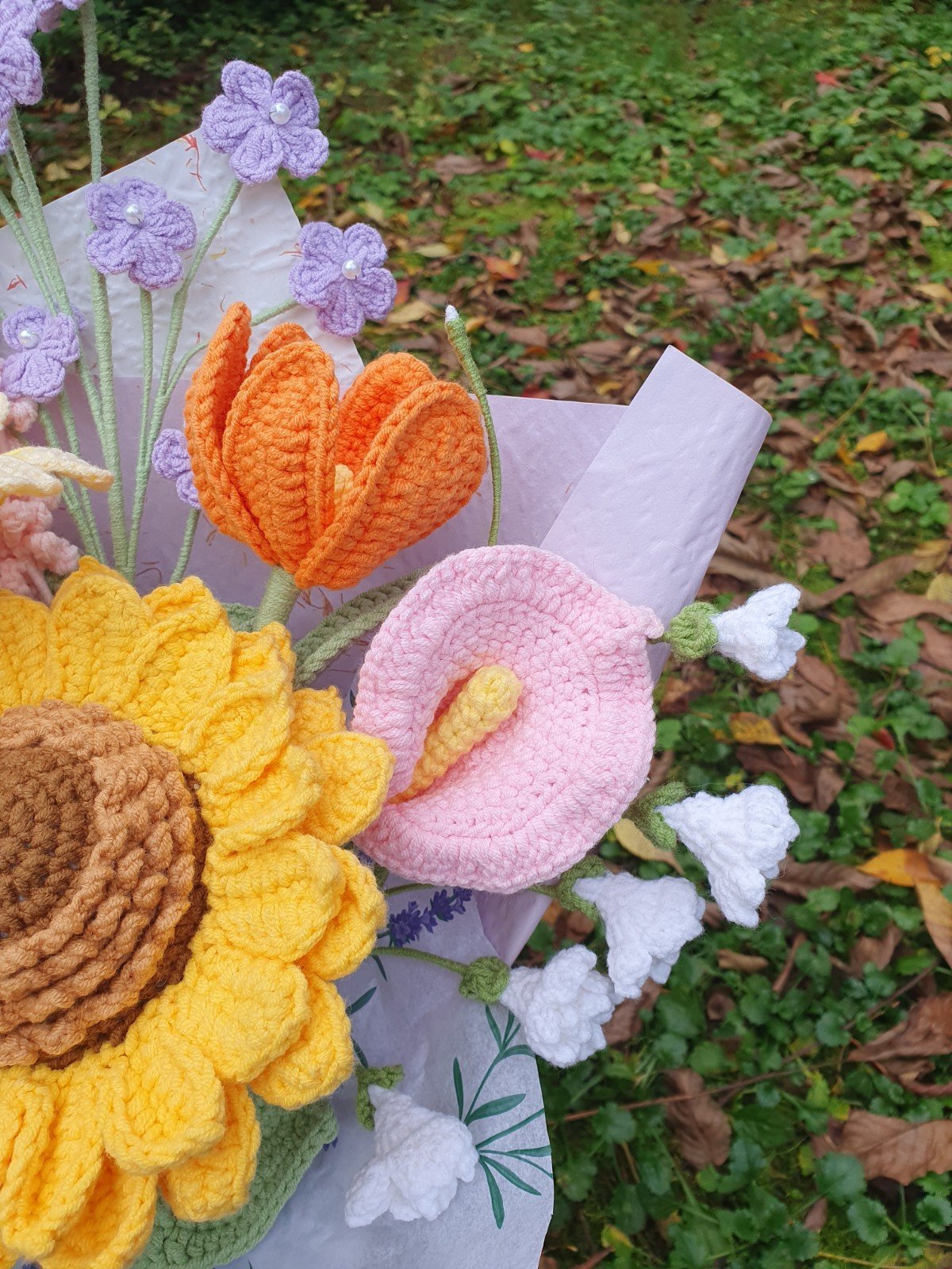 Handgemaakt haakboeket met grote zonnebloem en kleurrijke veldbloemen - 101211 Handgemaakt haakboeket met grote zonnebloem en kleurrijke veldbloemen