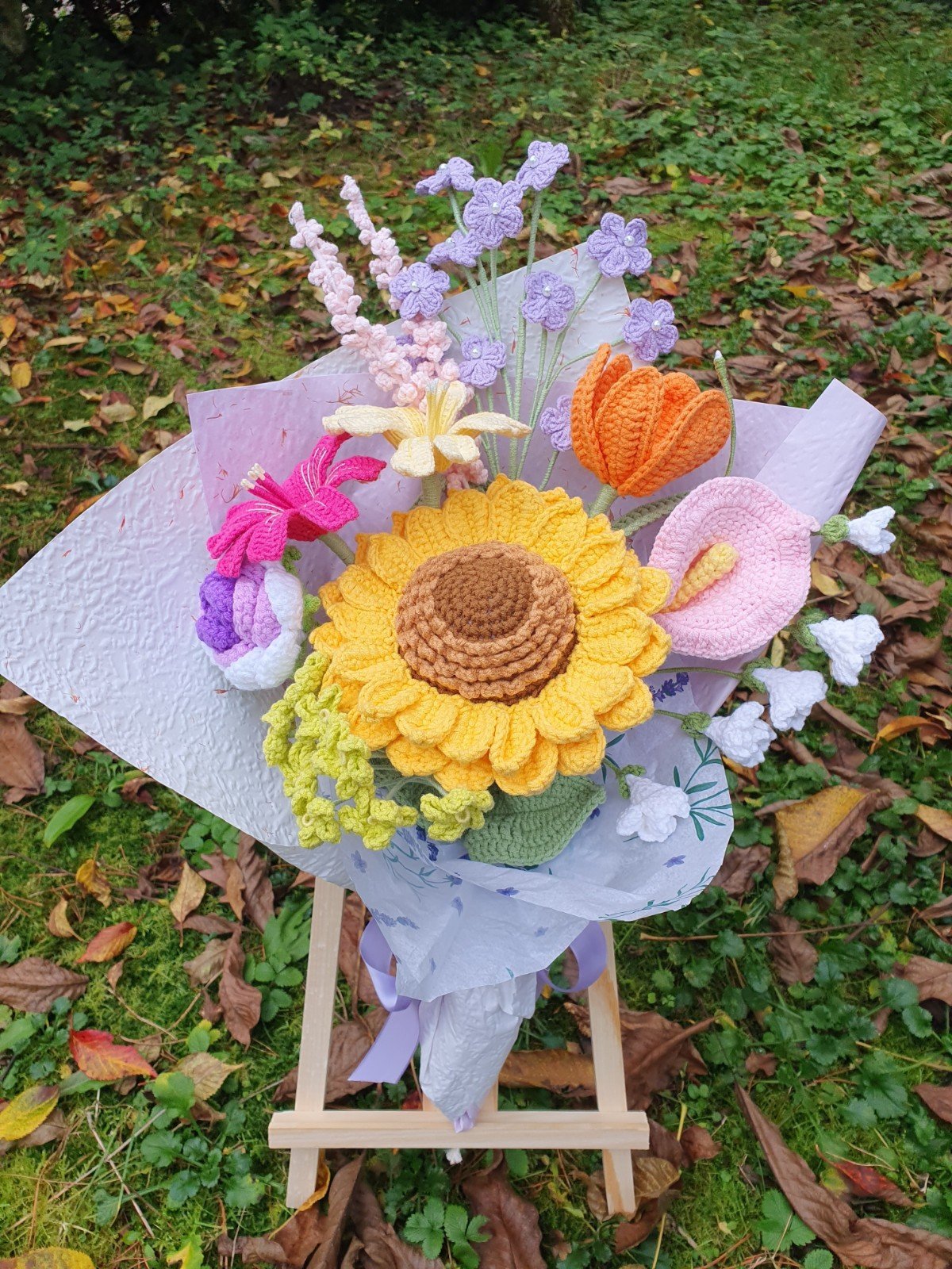 Handgemaakt haakboeket met grote zonnebloem en kleurrijke veldbloemen - 101212 Handgemaakt haakboeket met grote zonnebloem en kleurrijke veldbloemen