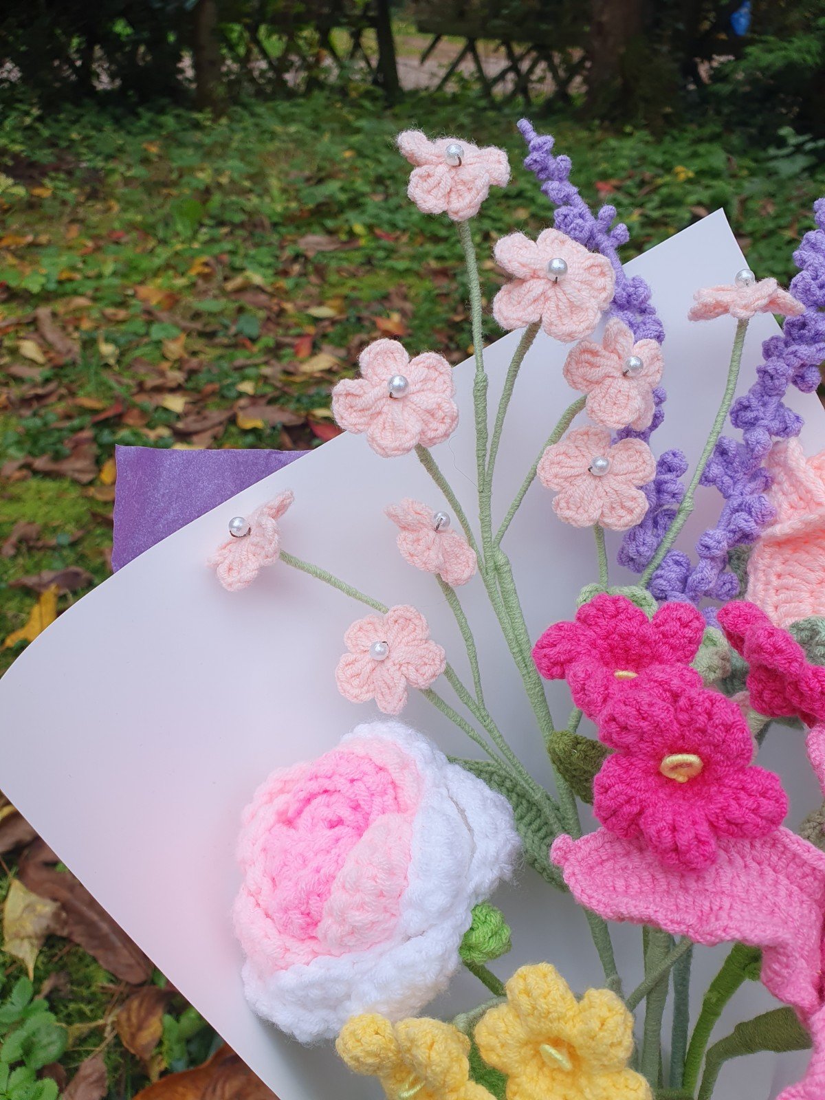 Handgemaakt haakboeket met lelie – zacht, kleurrijk en vol charme - 101201 Handgemaakt haakboeket met lelie – zacht, kleurrijk en vol charme