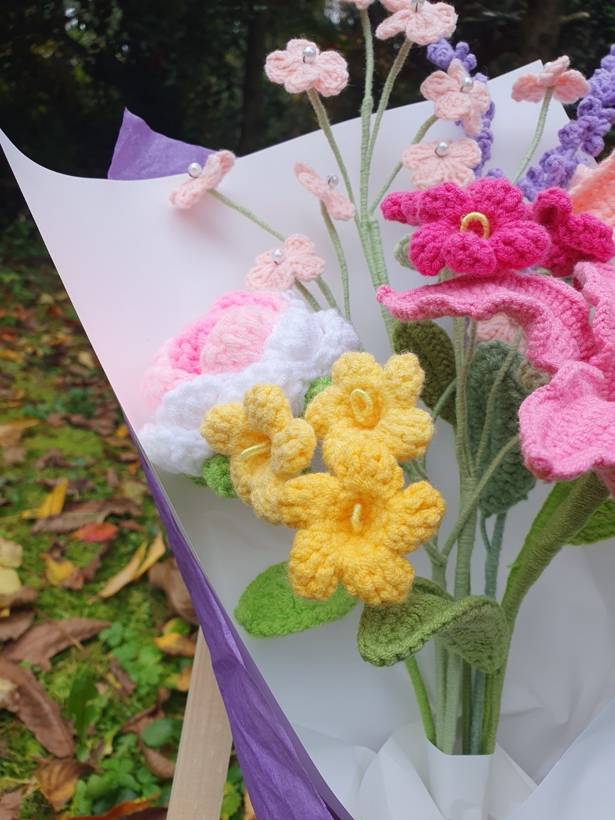 Handgemaakt haakboeket met lelie – zacht, kleurrijk en vol charme - 101202 Handgemaakt haakboeket met lelie – zacht, kleurrijk en vol charme