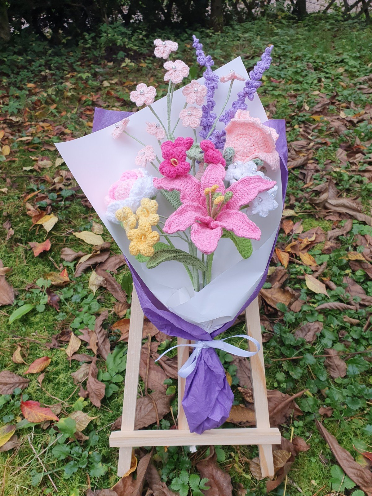 Handgemaakt haakboeket met lelie – zacht, kleurrijk en vol charme - 101203 Handgemaakt haakboeket met lelie – zacht, kleurrijk en vol charme