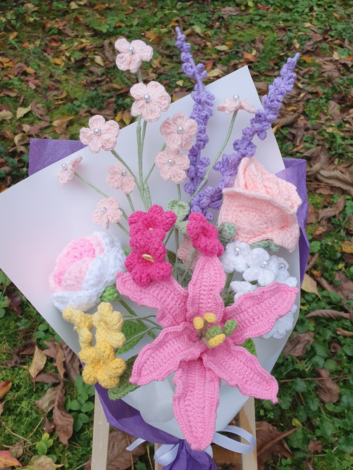 Handgemaakt haakboeket met lelie – zacht, kleurrijk en vol charme - 101204 Handgemaakt haakboeket met lelie – zacht, kleurrijk en vol charme