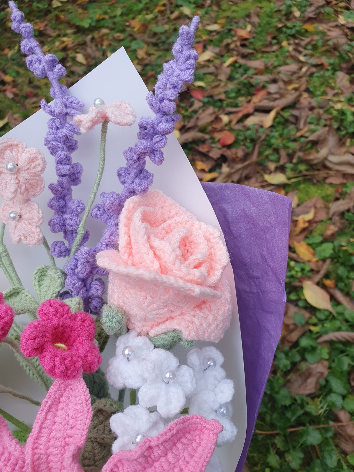 Handgemaakt haakboeket met lelie – zacht, kleurrijk en vol charme - 101205 Handgemaakt haakboeket met lelie – zacht, kleurrijk en vol charme