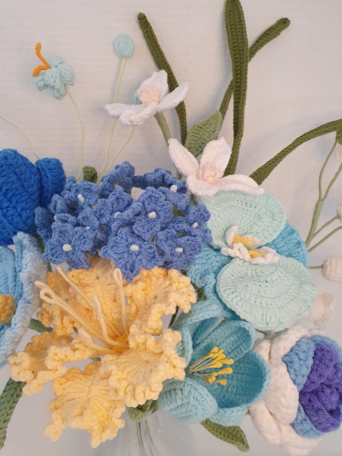 Handgemaakte gehaakte bloemenboeket – blauw en fris als de lente