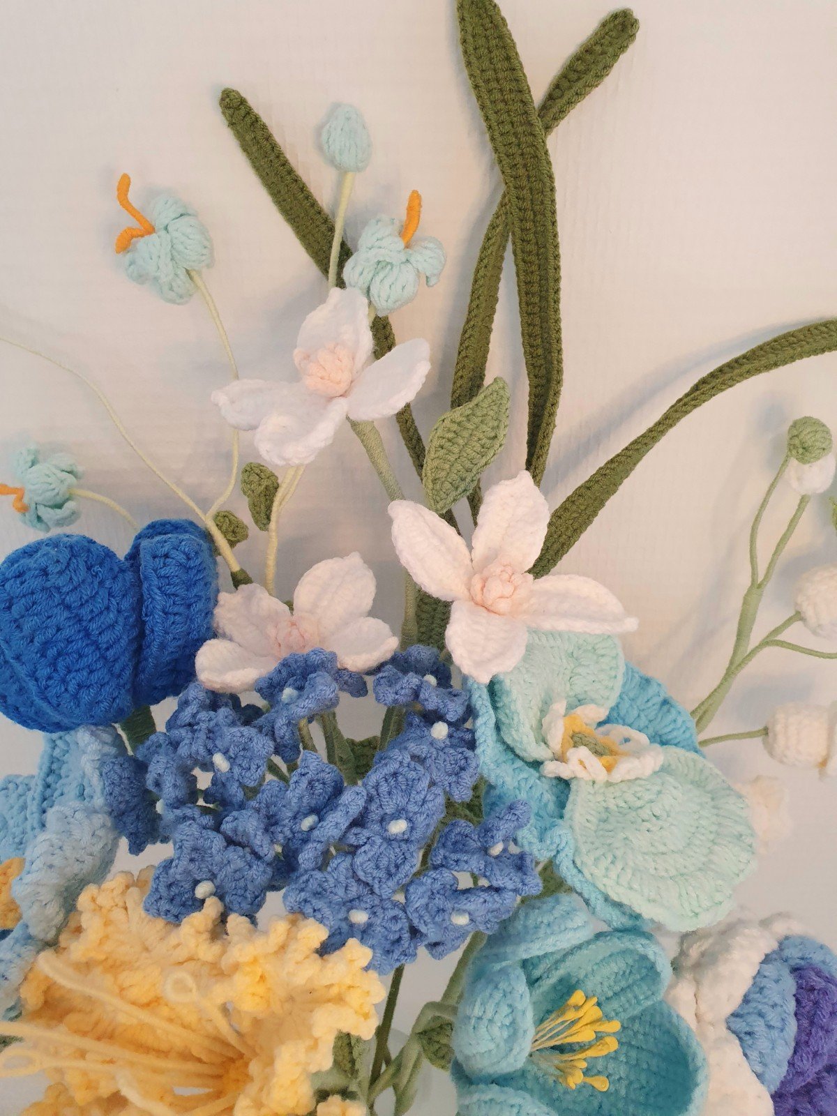 Handgemaakte gehaakte bloemenboeket – blauw en fris als de lente