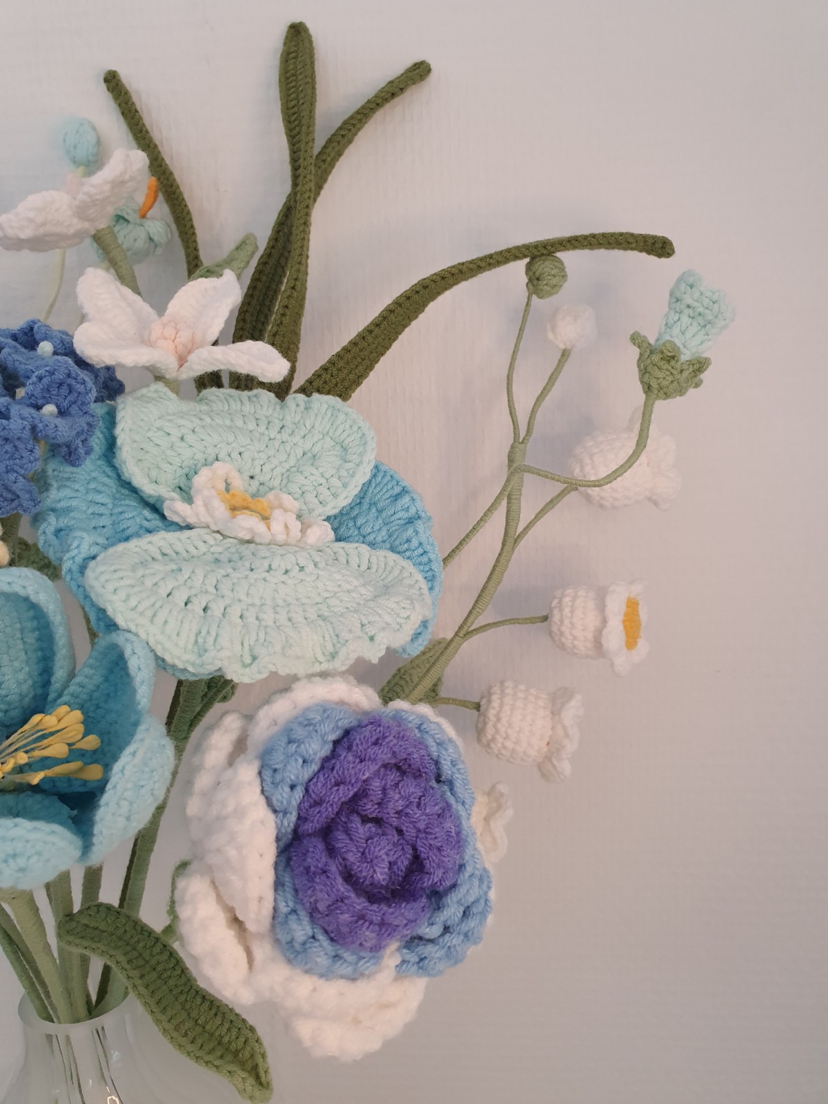 Handgemaakte gehaakte bloemenboeket – blauw en fris als de lente