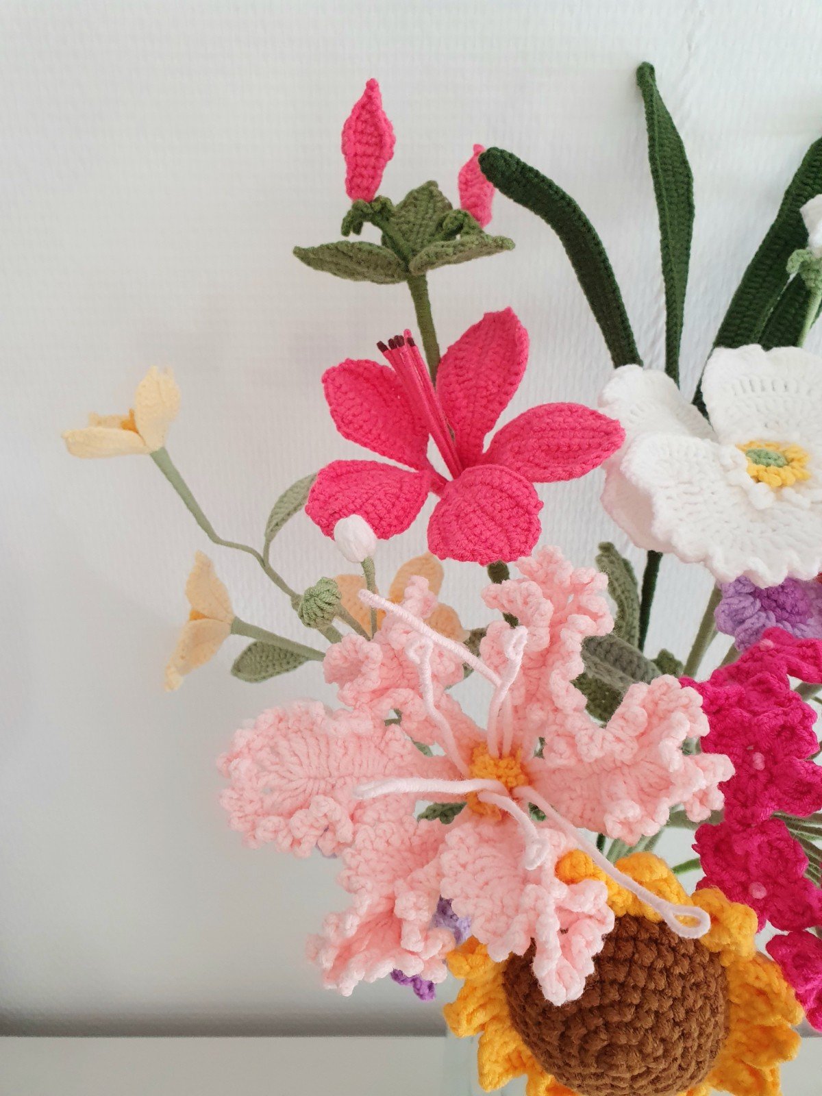 Handgemaakte gehaakte bloemenboeket – kleurrijk en duurzaam - 101773 Handgemaakte gehaakte bloemenboeket – kleurrijk en duurzaam