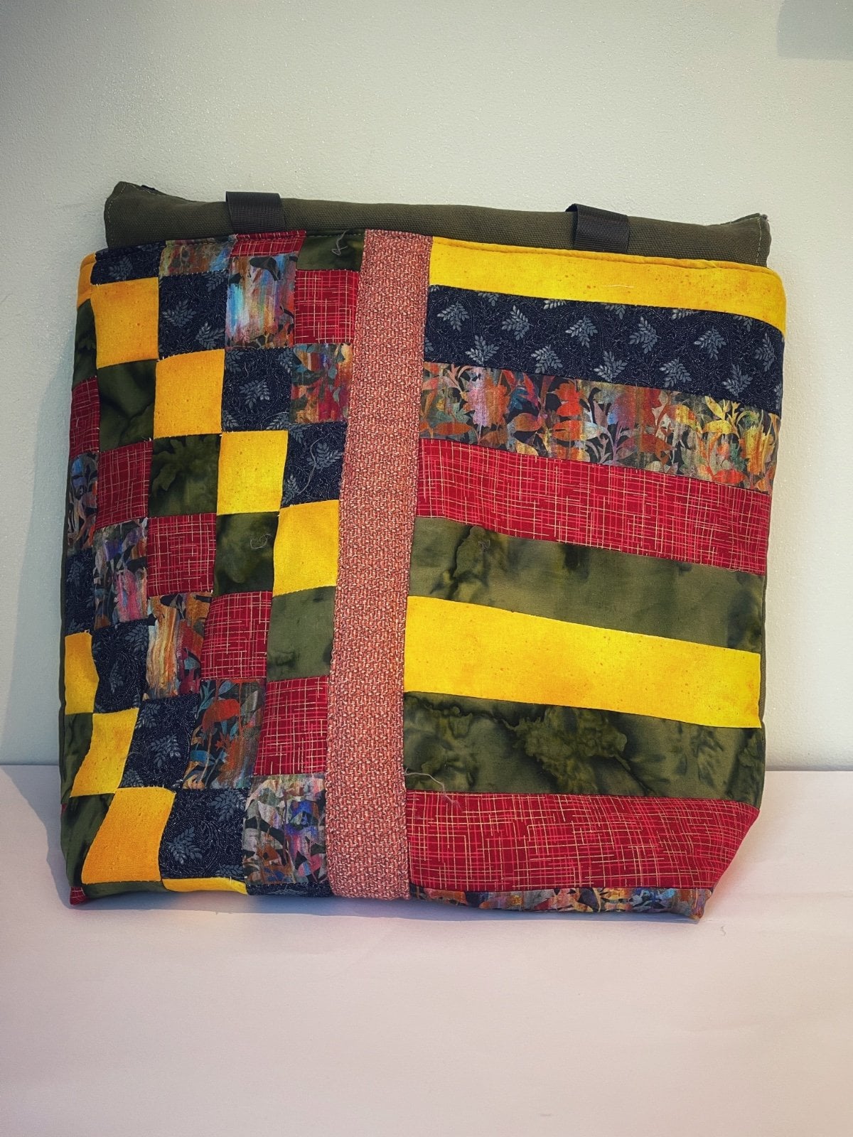 Handgemaakte tas in heldere kleuren van gerecyclede stof