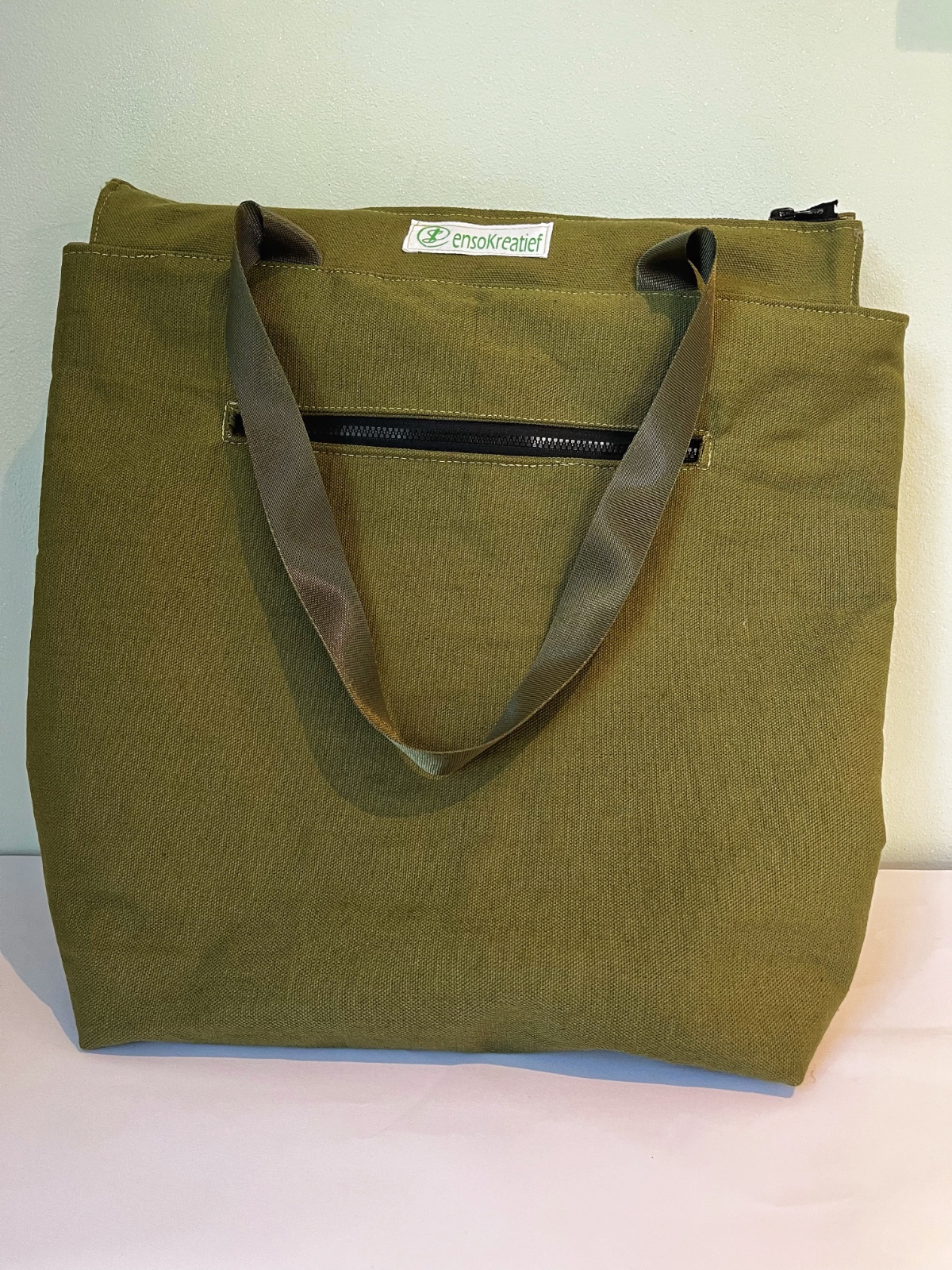 Handgemaakte tas in heldere kleuren van gerecyclede stof