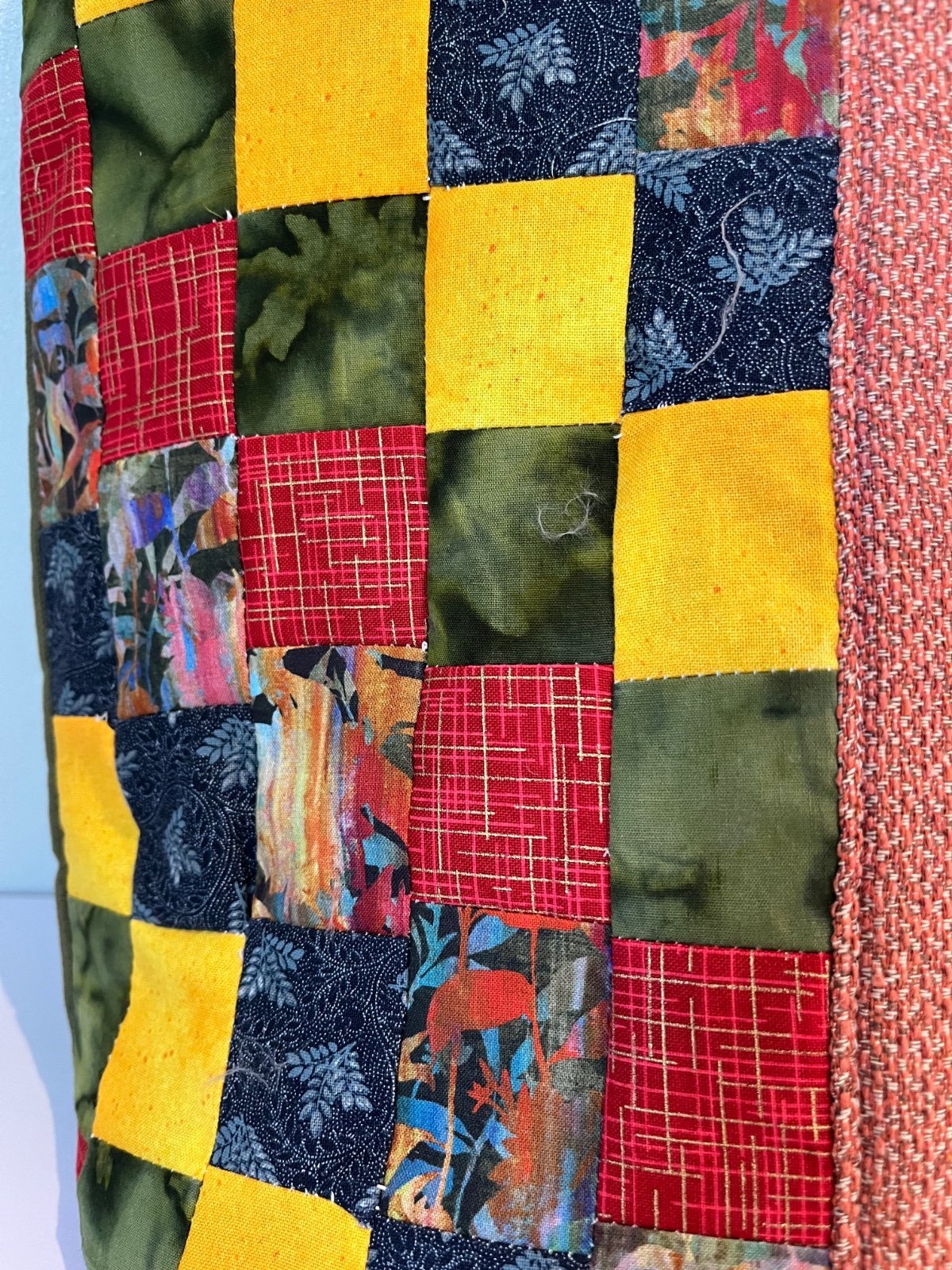 Handgemaakte tas in heldere kleuren van gerecyclede stof