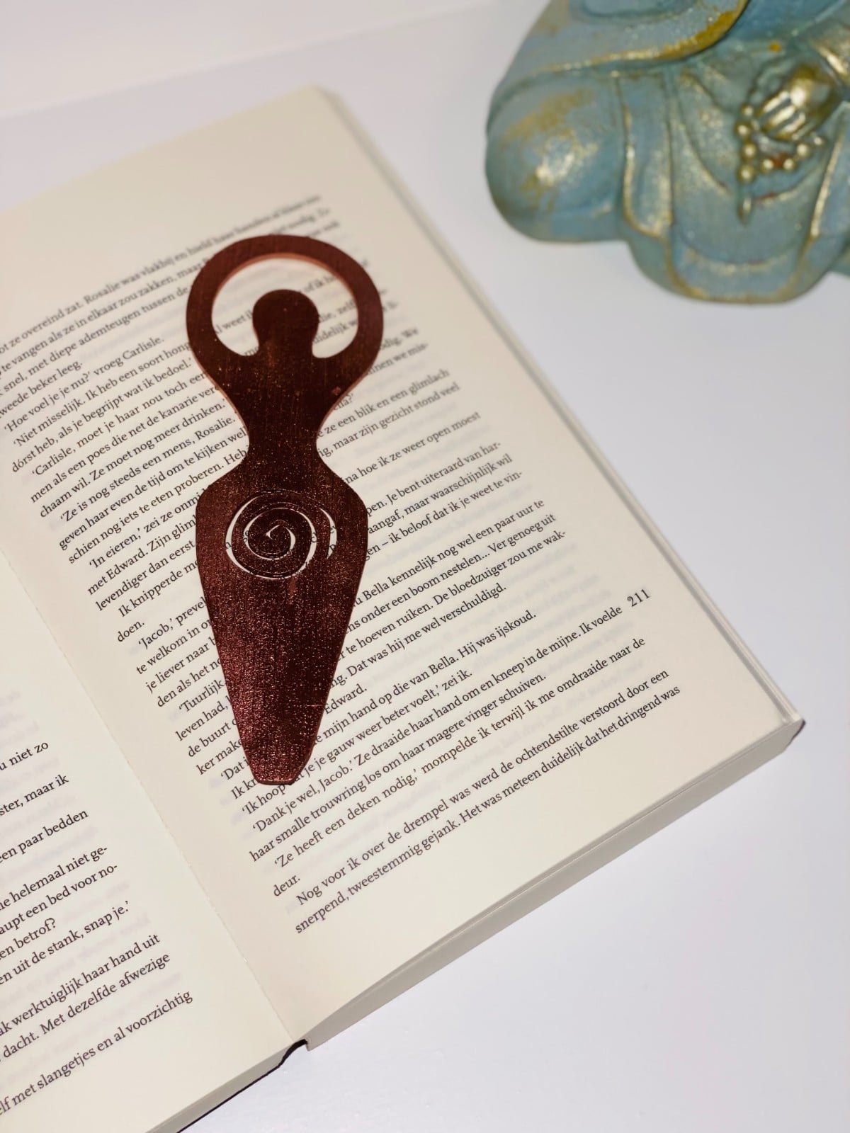 Houten Boekenlegger – Godinnenenergie met Spiraal | Spiritueel & Handgemaakt