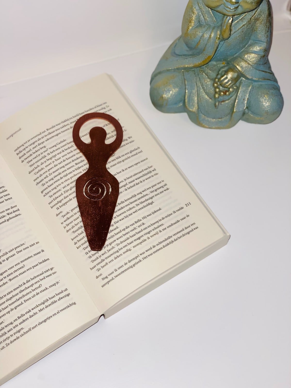 Houten Boekenlegger – Godinnenenergie met Spiraal | Spiritueel & Handgemaakt