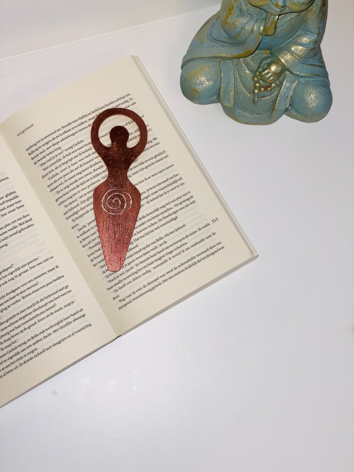 Houten Boekenlegger – Godinnenenergie met Spiraal | Spiritueel & Handgemaakt