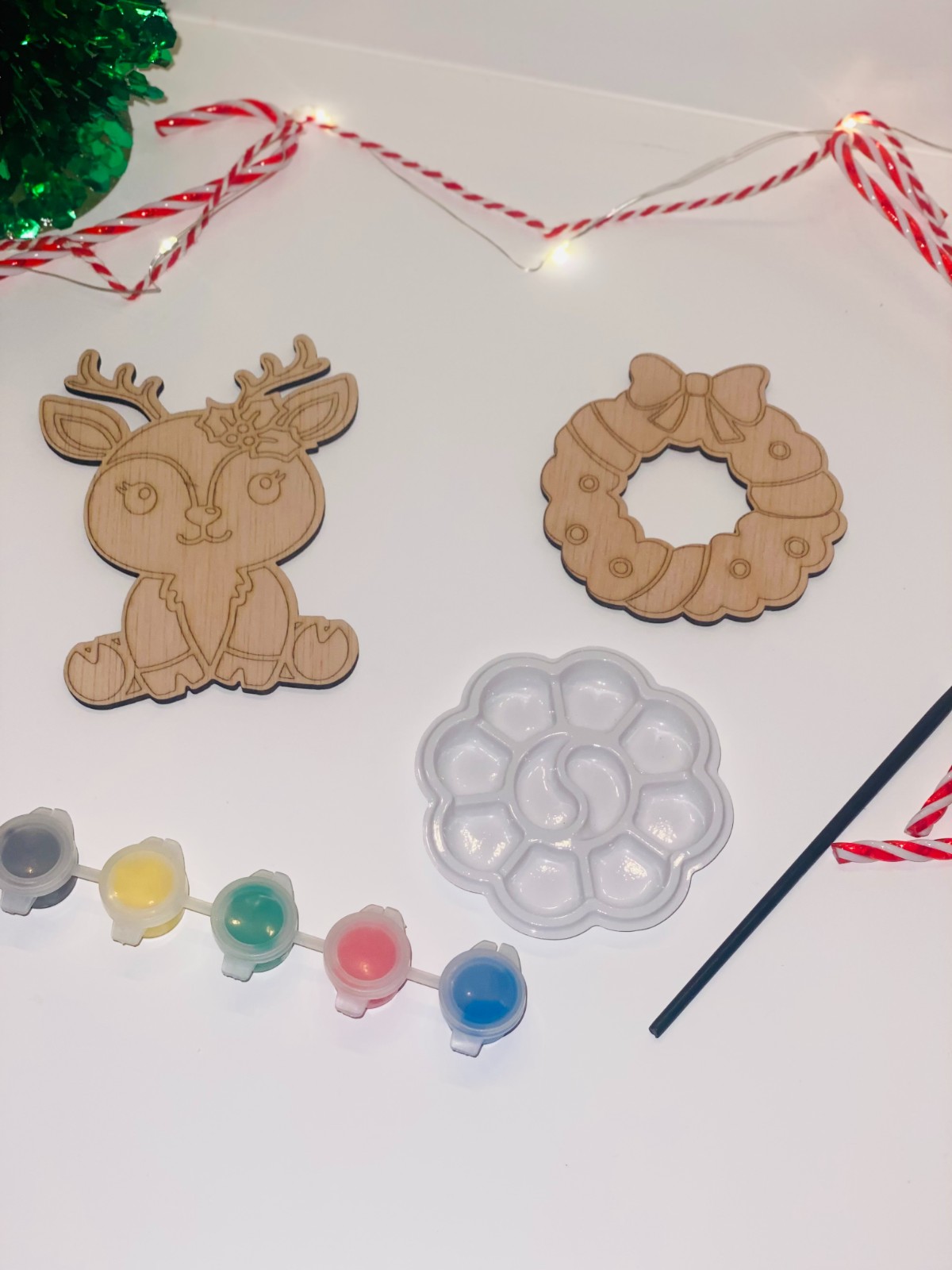 Houten Christmas DIY Craft Set – Rendier & Wreath Ornamenten – Pa… - 106171 Houten Christmas DIY Craft Set – Rendier & Wreath Ornamenten – Paint Kit voor Kinderen – Inclusief Verf en Kwast – Leuk Kerstcadeau