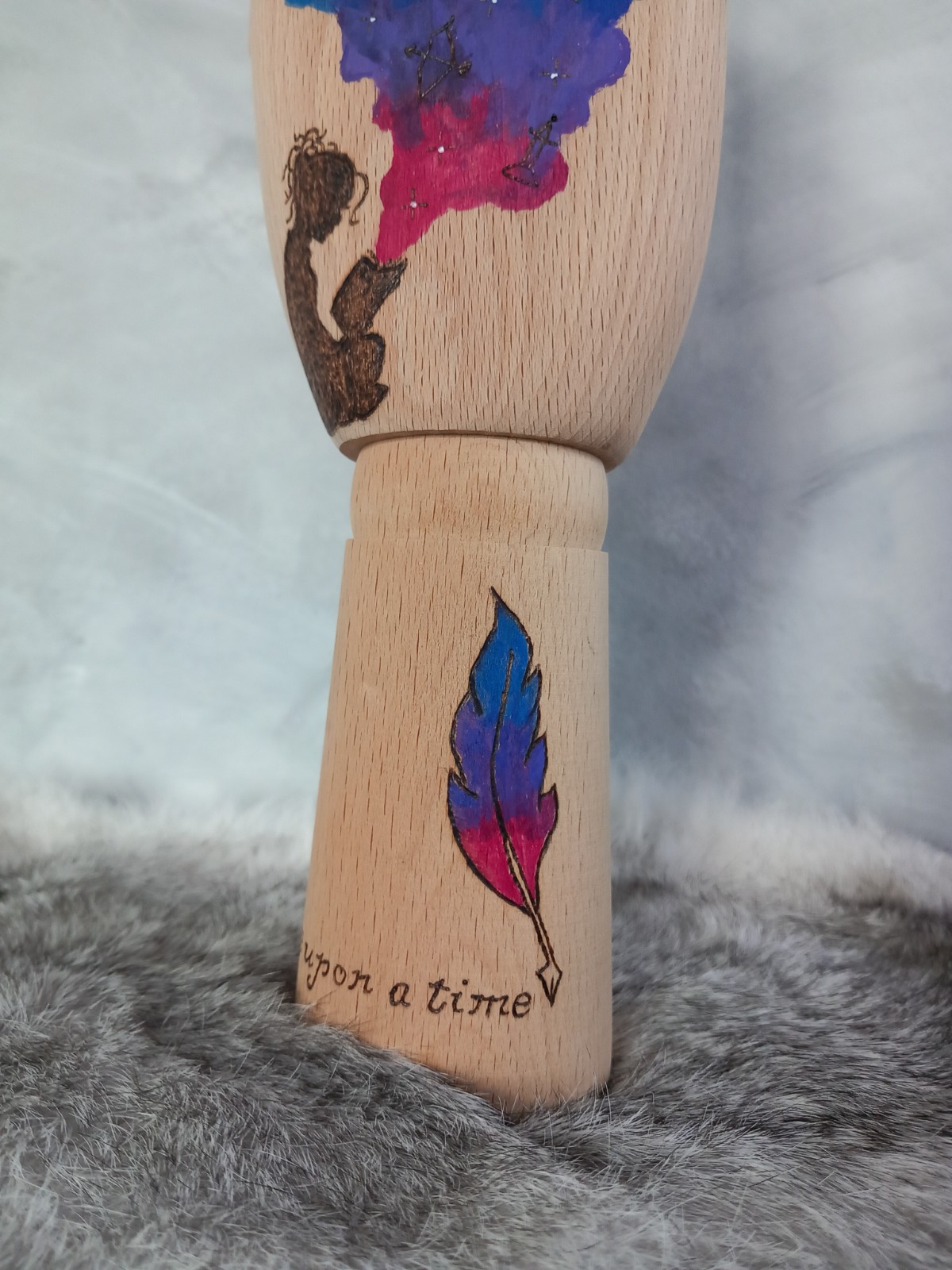 Houten Handje – Lezend meisje met gekleurde droom wolk en schrijvende veer