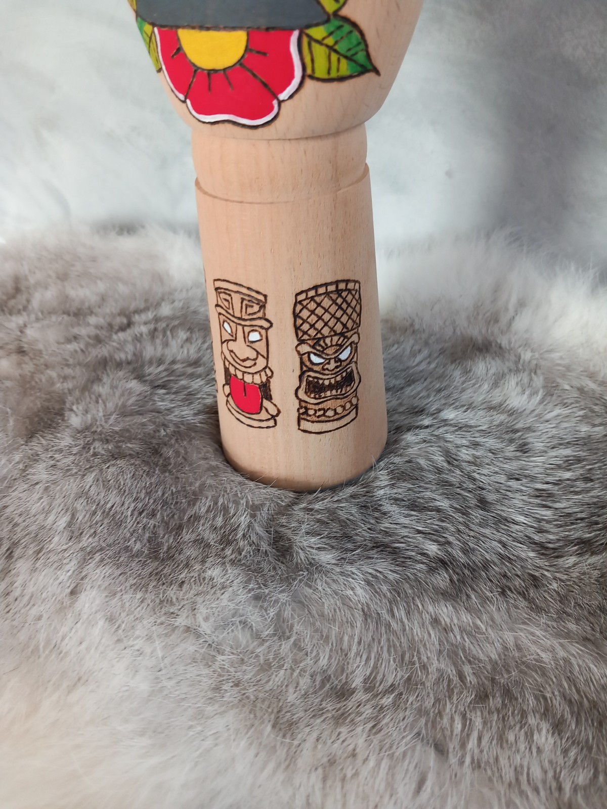 Houten Handje – rode volkswagen busje met palmbomen en tiki standbeelden