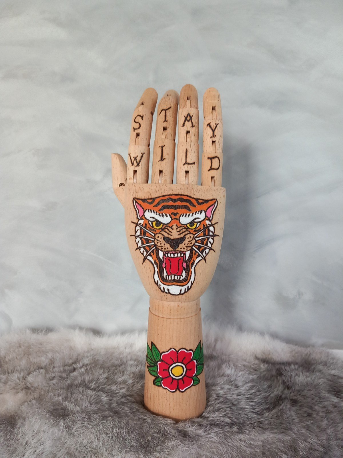 Houten Tattoo Handje - oranje tijger rode bloem - 102034 Houten Tattoo Handje - oranje tijger rode bloem