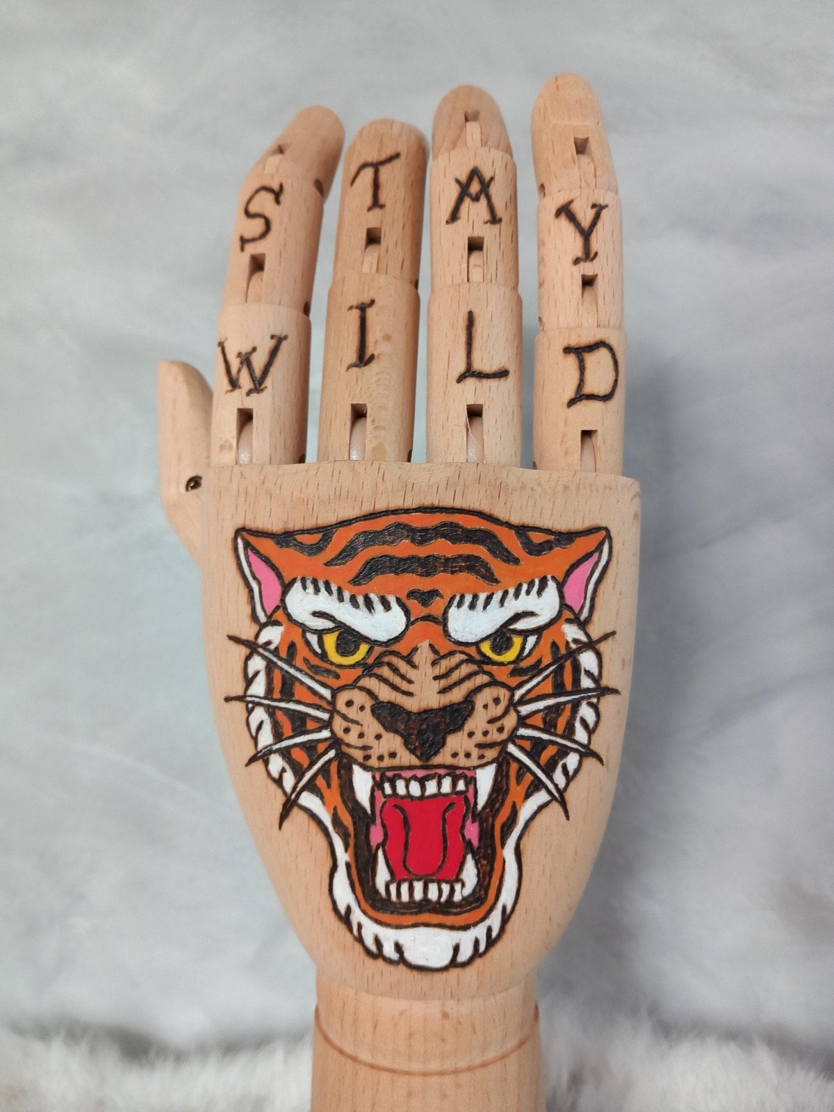 Houten Tattoo Handje - oranje tijger rode bloem - 102035 Houten Tattoo Handje - oranje tijger rode bloem