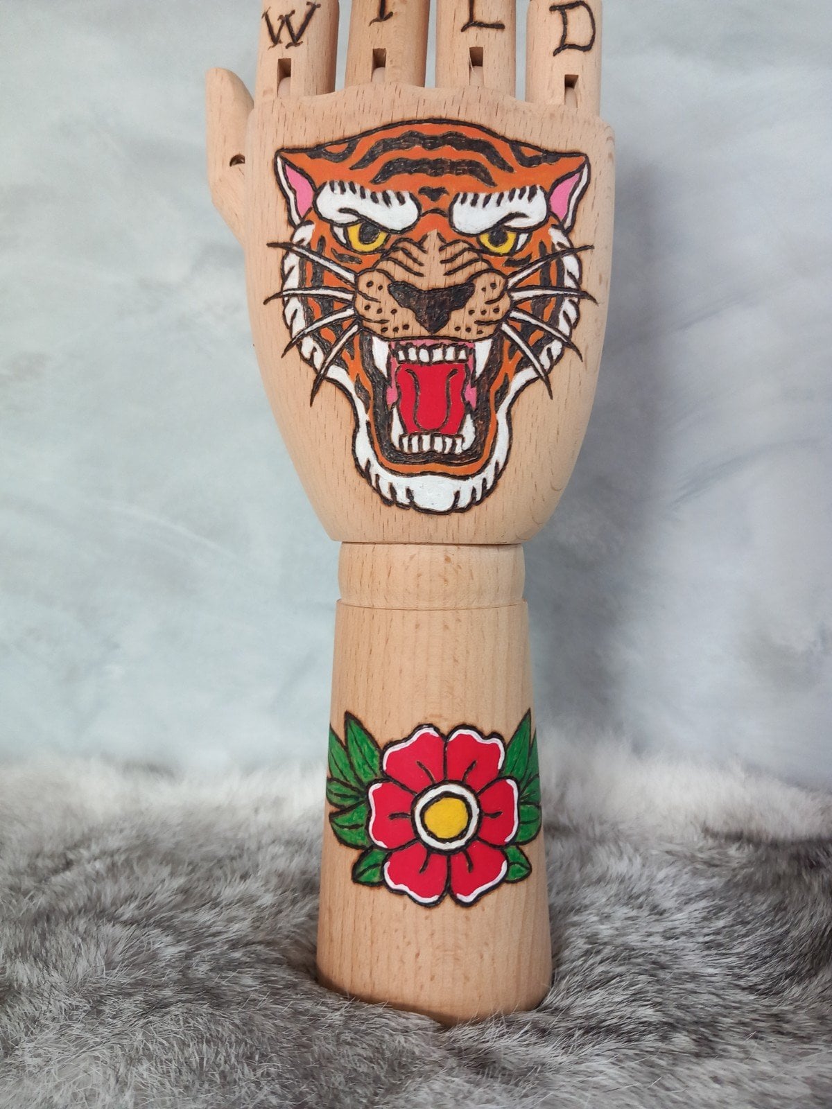 Houten Tattoo Handje - oranje tijger rode bloem - 102036 Houten Tattoo Handje - oranje tijger rode bloem