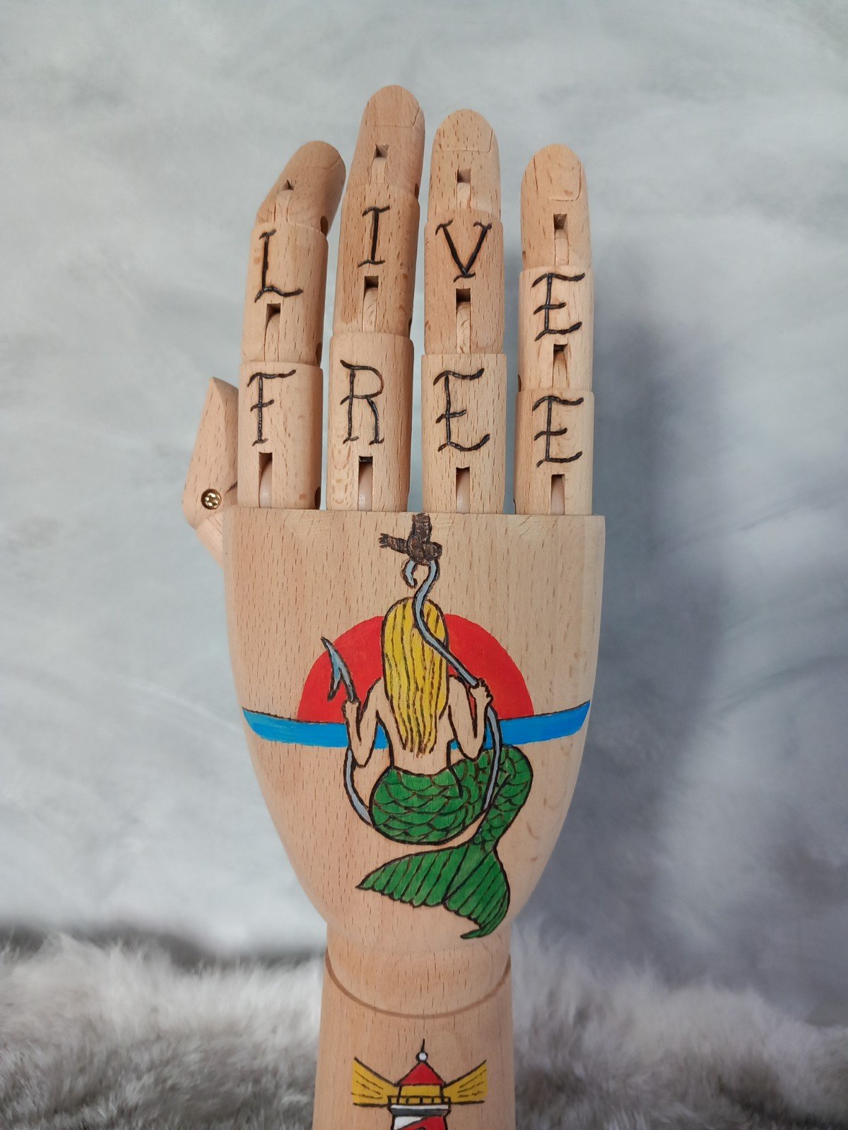 Houten Tattoo Handje – Blonde zeemeermin op haak en rood witte vuur… - 102071 Houten Tattoo Handje – Blonde zeemeermin op haak en rood witte vuurtoren