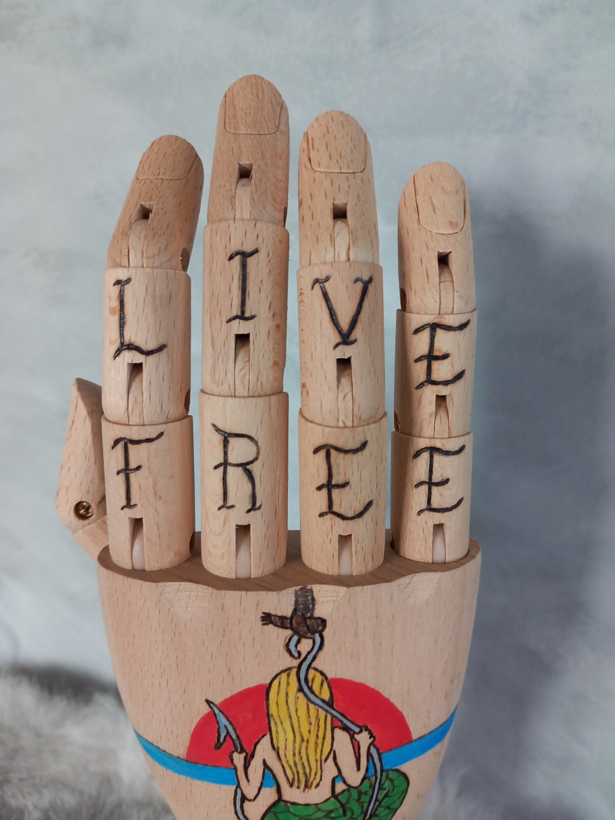 Houten Tattoo Handje – Blonde zeemeermin op haak en rood witte vuur… - 102072 Houten Tattoo Handje – Blonde zeemeermin op haak en rood witte vuurtoren