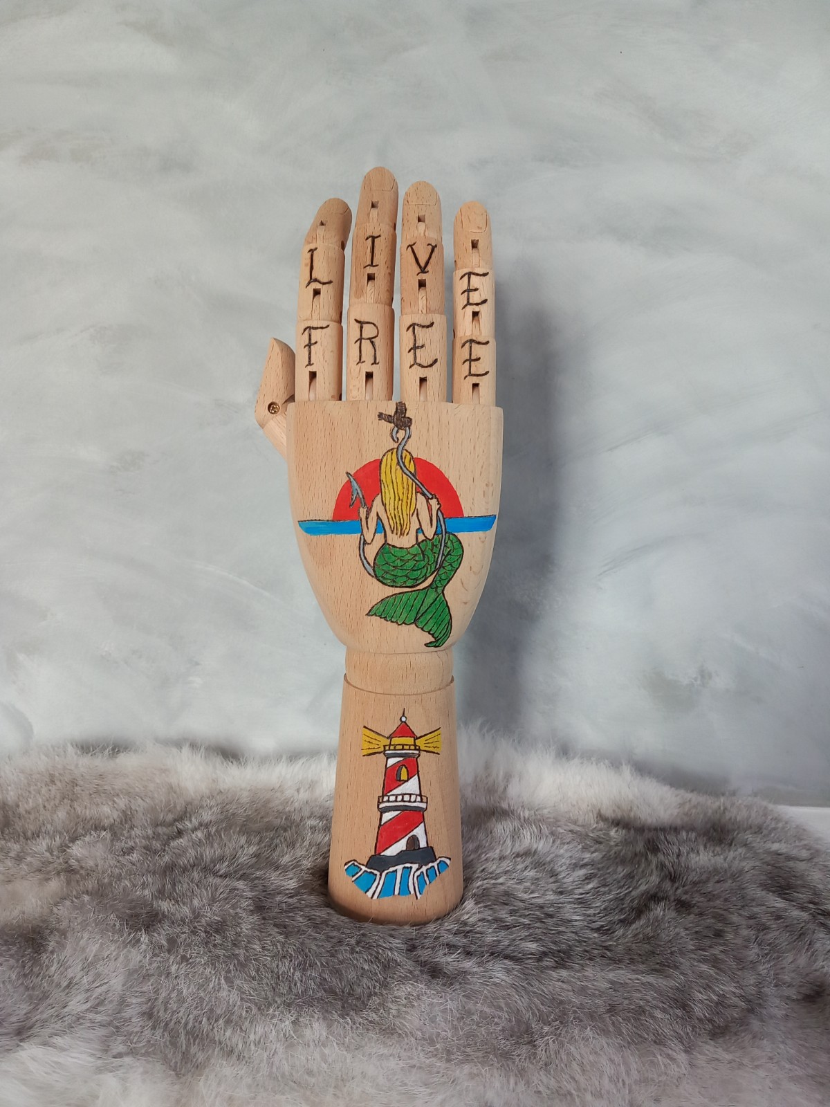 Houten Tattoo Handje – Blonde zeemeermin op haak en rood witte vuur… - 102073 Houten Tattoo Handje – Blonde zeemeermin op haak en rood witte vuurtoren